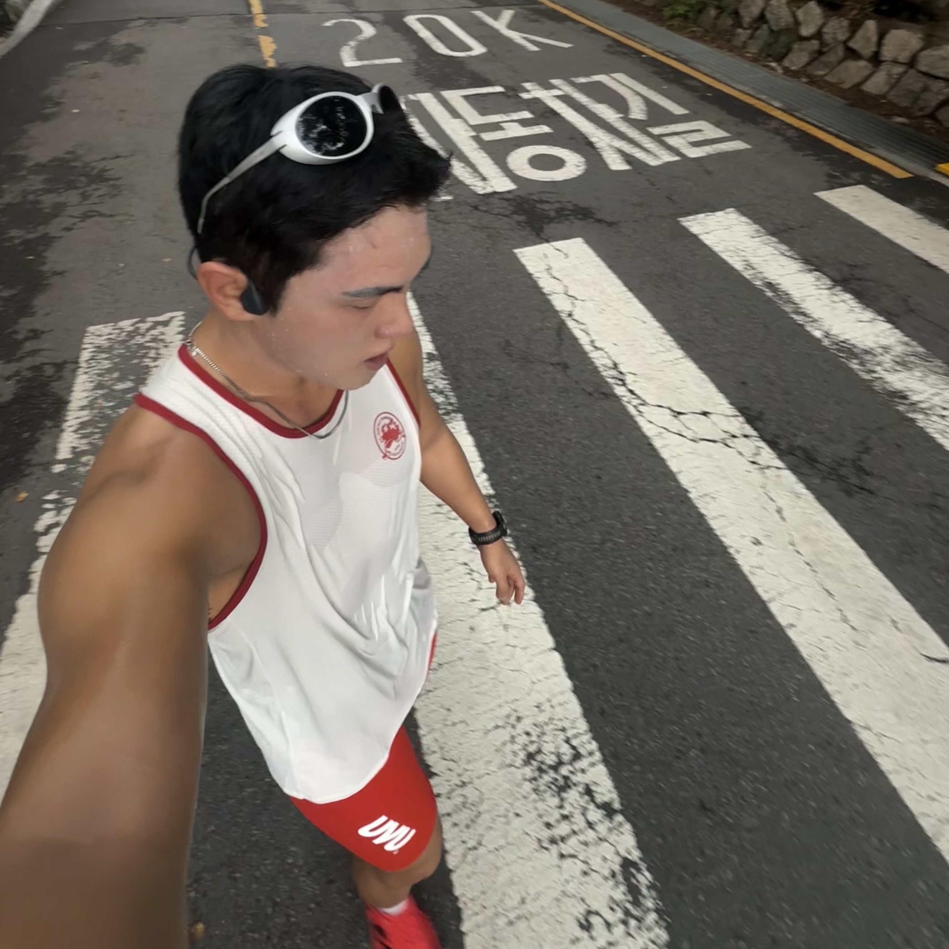 UVU Chicago 25 Half Tight Red, Lululemon Fast and Free Perforated Stripe Tank Run Crew 1998 Light Ivory 착용 스타일