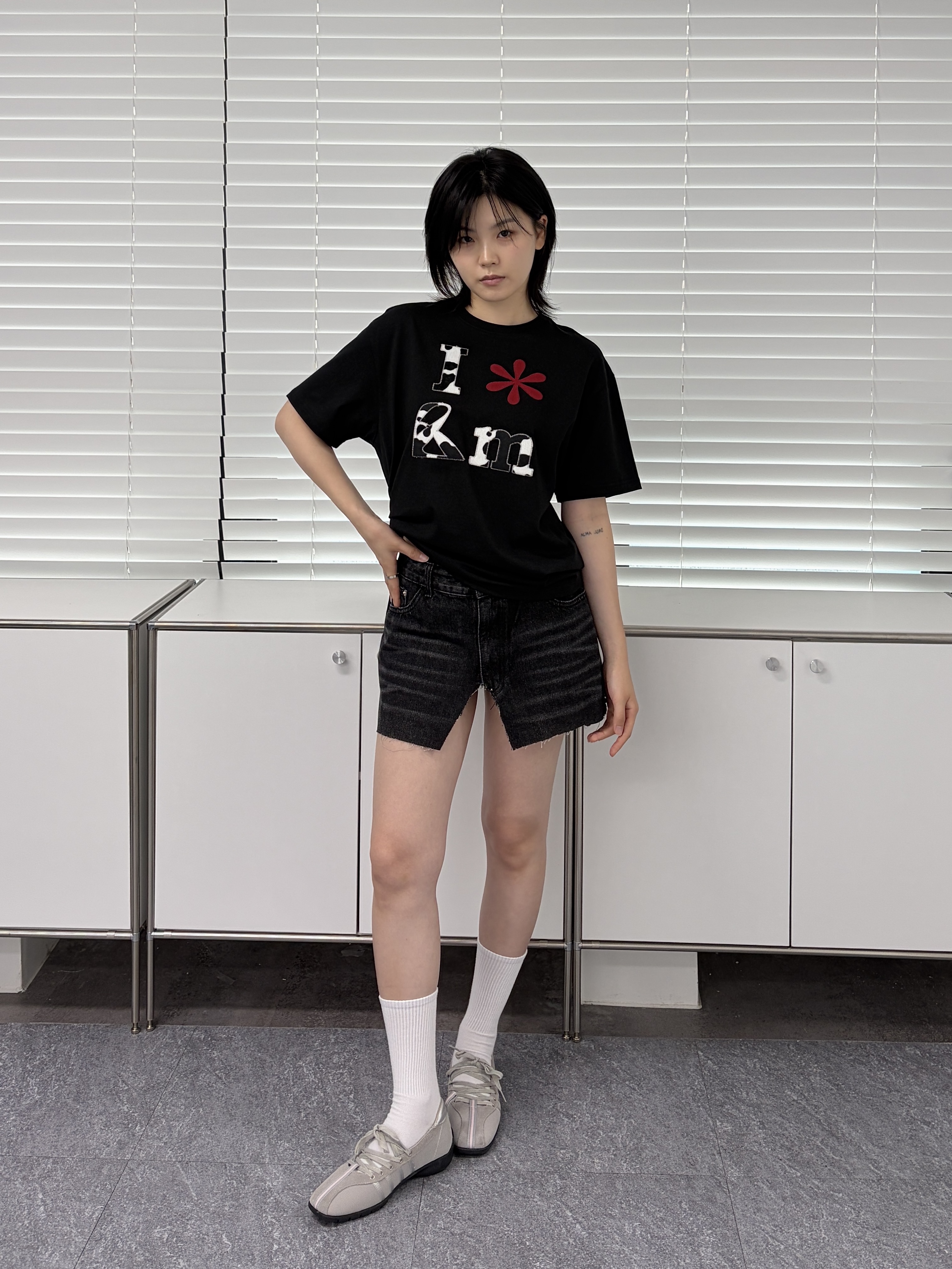 Riomeu Cow Applique Short Sleeve T-Shirt_Black 착용 스타일 - 1