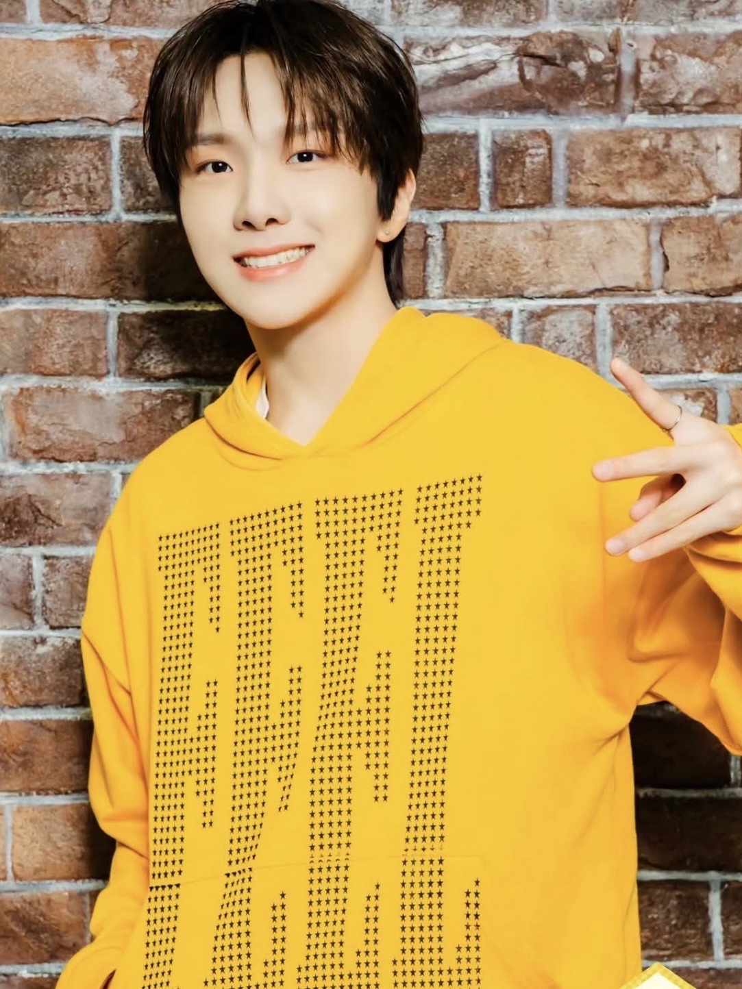 I FEEL LUCKY Feel Star Hoodie Yellow 착용 스타일 - 2