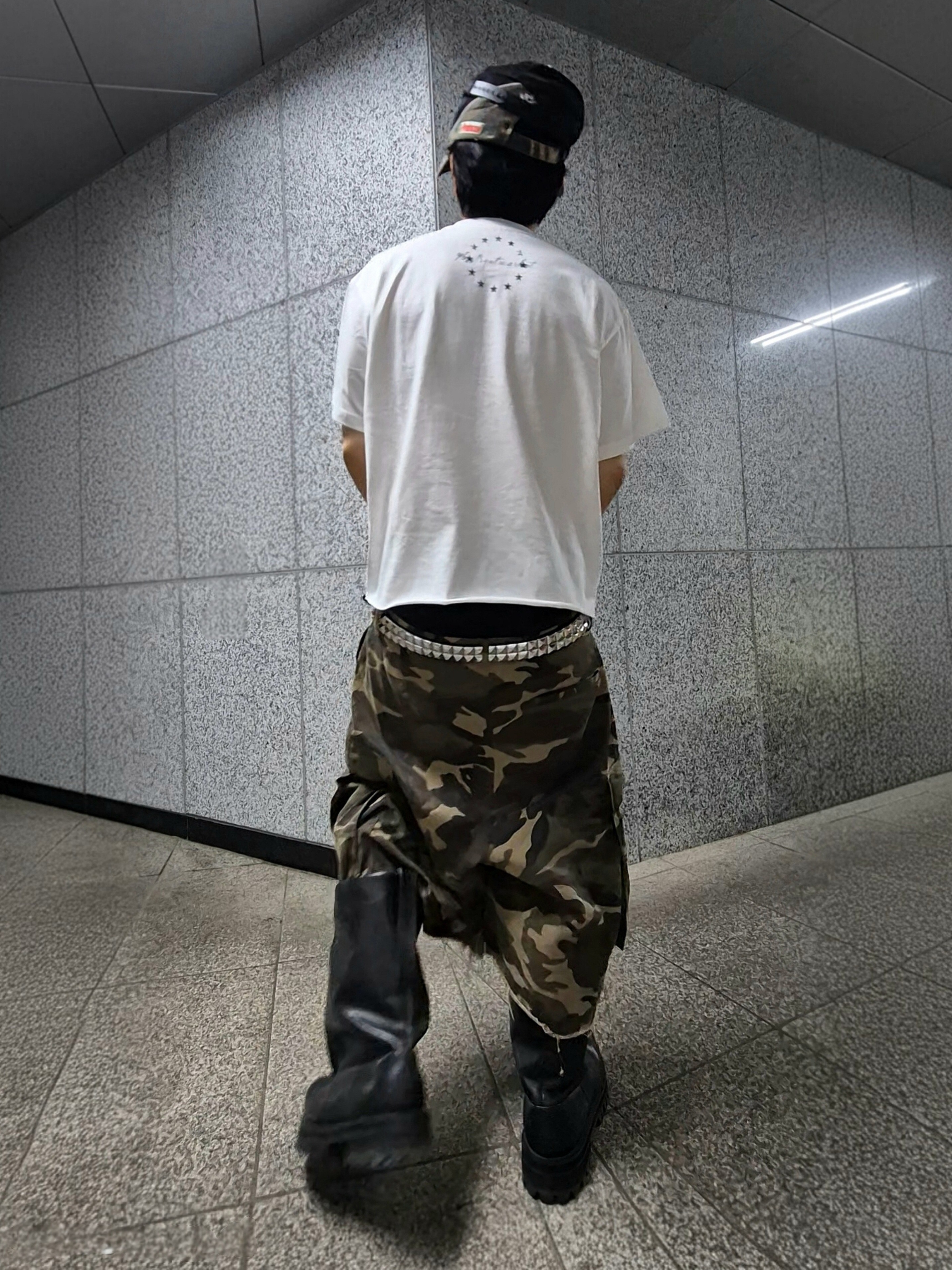 Chrome Hearts CH Hollywood Trucker Hat Camo Black, Undermycar Mu.47 Anti Fxxking Logo Play Big Cargo Camo Shorts Camo Mocha 착용 스타일 - 5