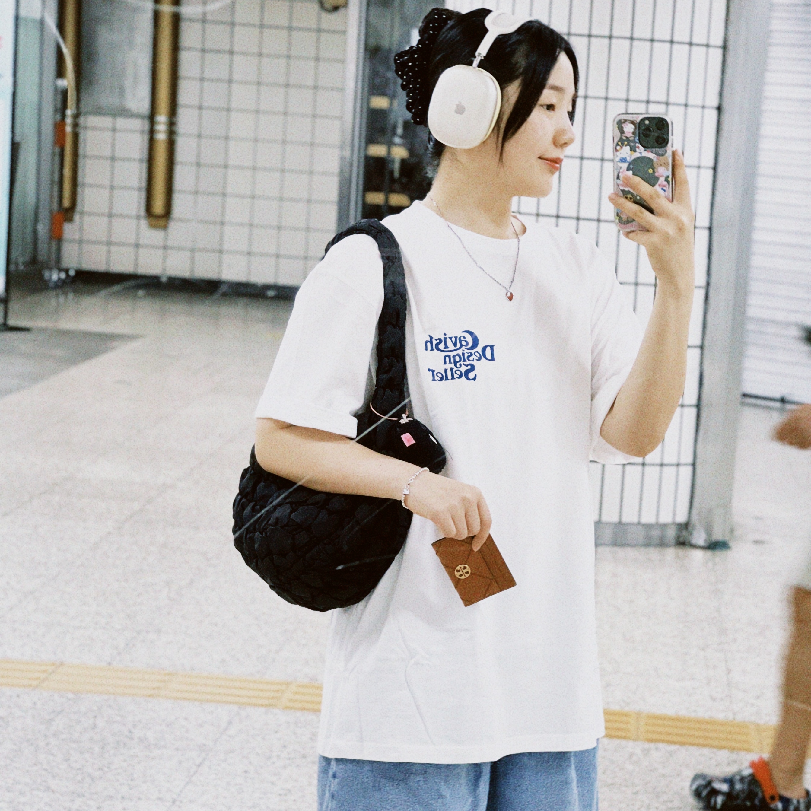 CAVISH Seller Logo SS Tee White 착용 스타일 - 2