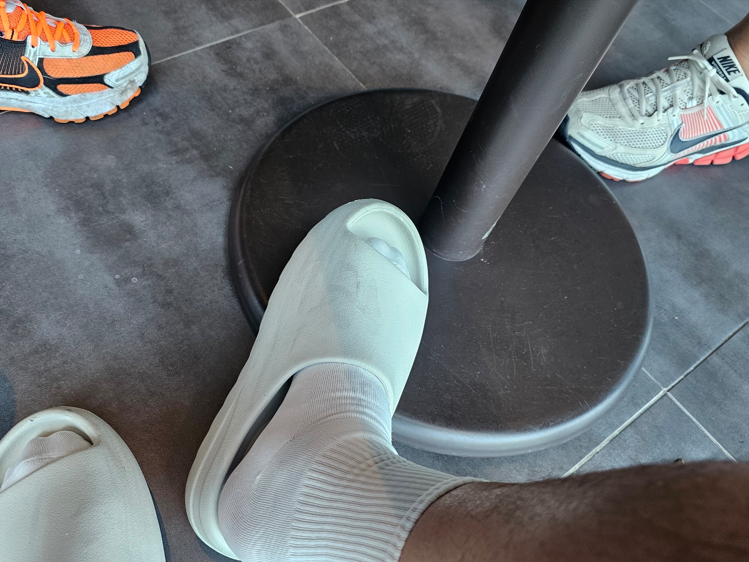 Nike Zoom Vomero 5 Total Orange Black, Nike Zoom Vomero 5 Light Orewood Brown Bright Crimson 착용 스타일