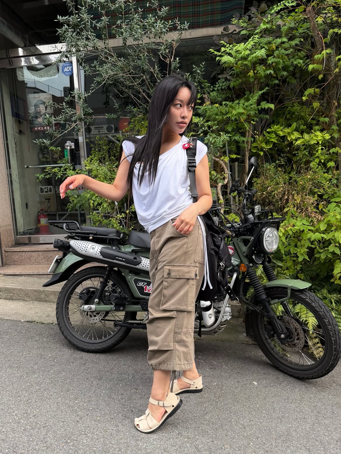 CHOWOO Vintage Military Capri Cargo Pants Washed Beige, CHOWOO Vintage Military Capri Cargo Pants Washed Khaki 착용 스타일 - 3