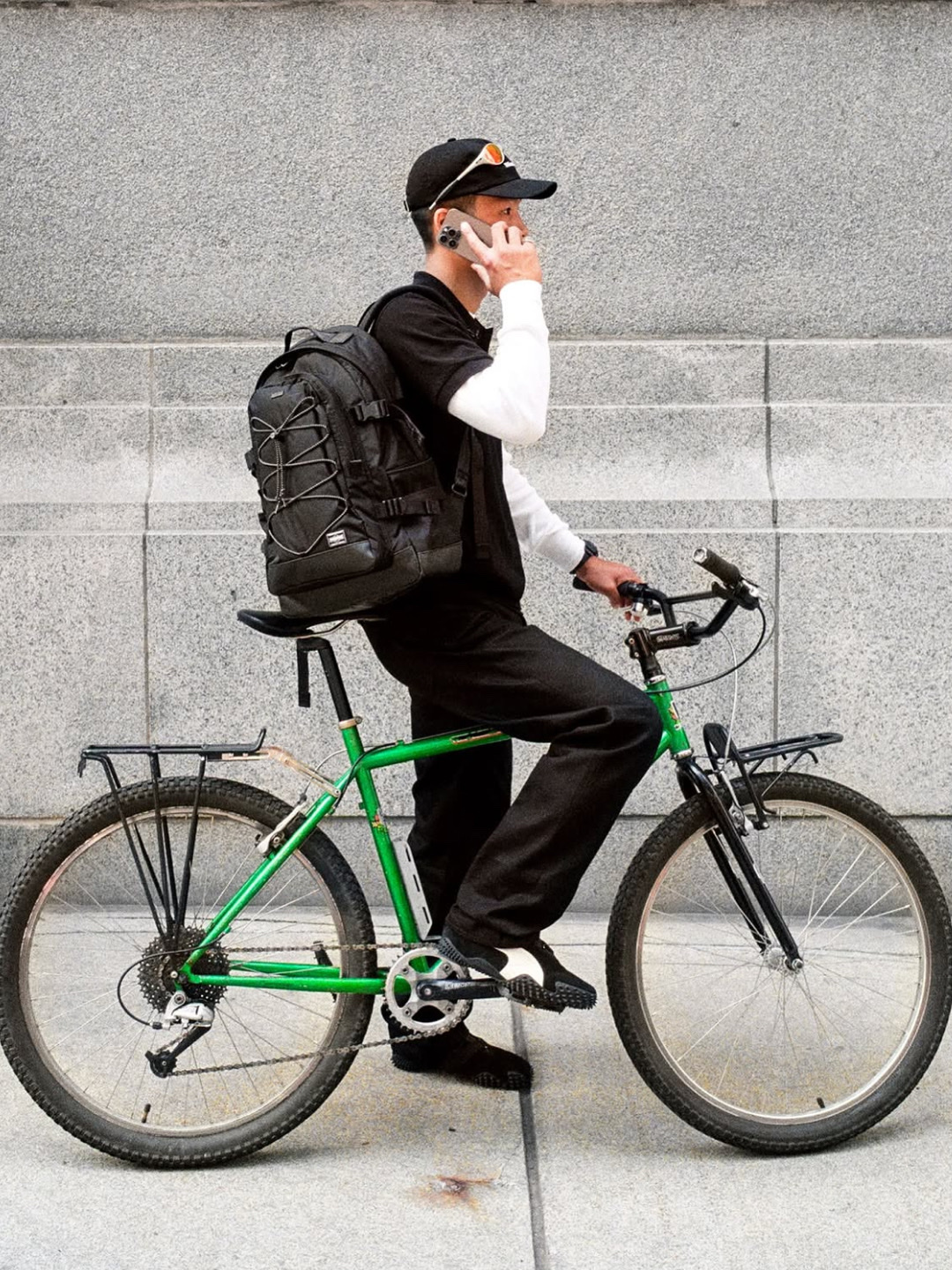 Porter x JJJJound Nylon Backpack Black, Porter x JJJJound Nylon Messenger Bag Black 착용 스타일 - 2