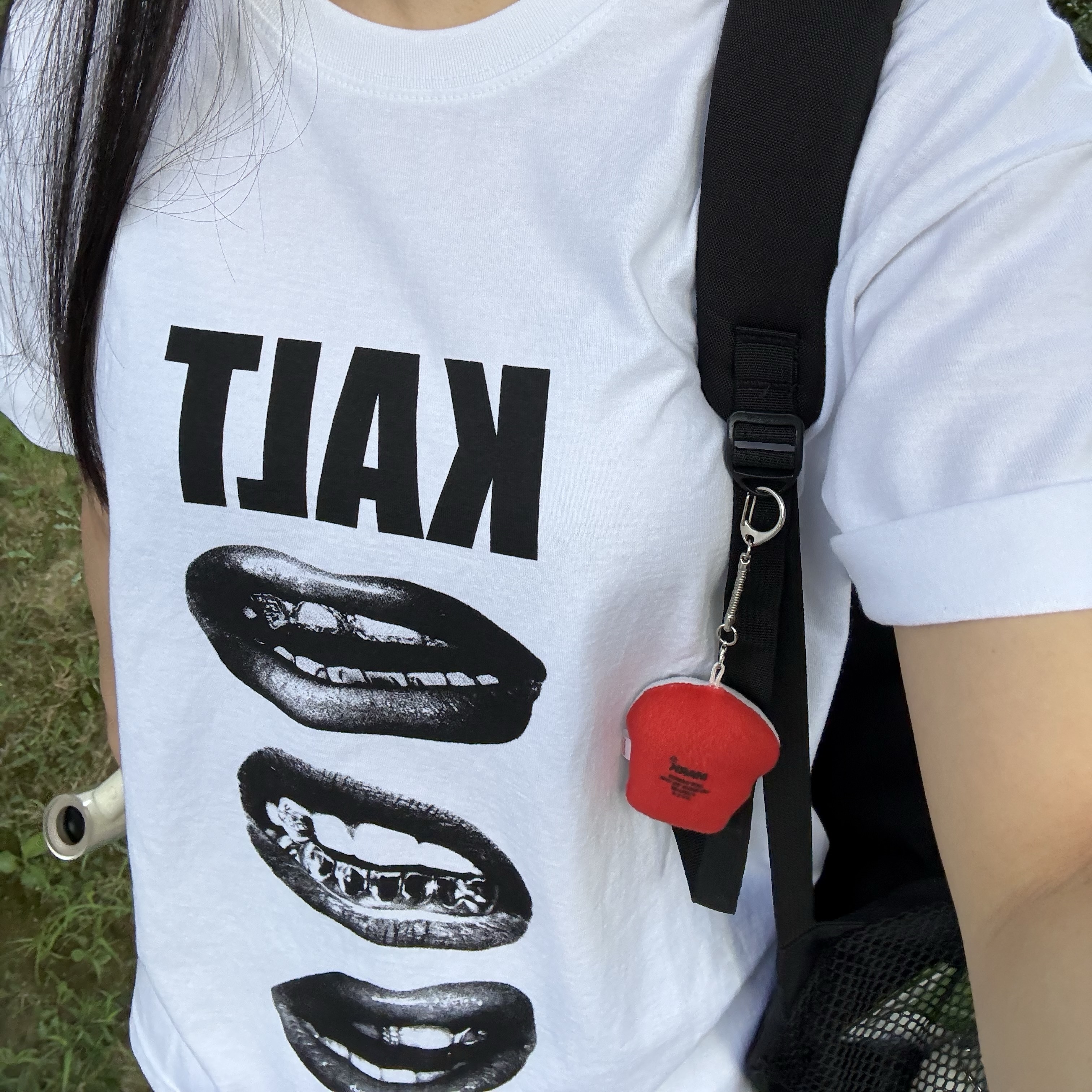 AMOU Kalt Lips Half T-Shirts White 착용 스타일 - 2