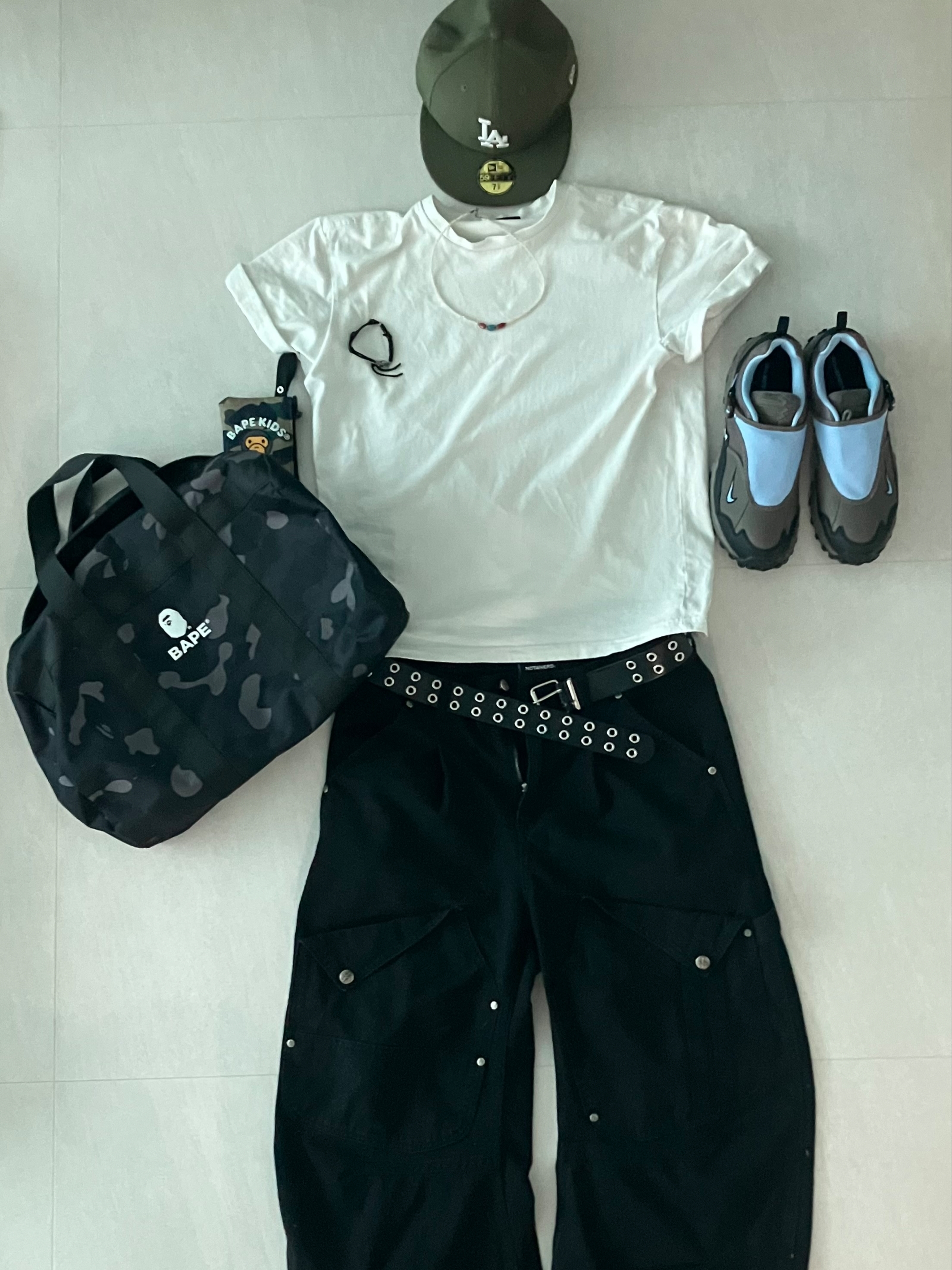 Nike ACG Phassad Cave Stone and Aluminum, New Era MLB LA Dodgers Basic Fitted Cap New Olive 착용 스타일