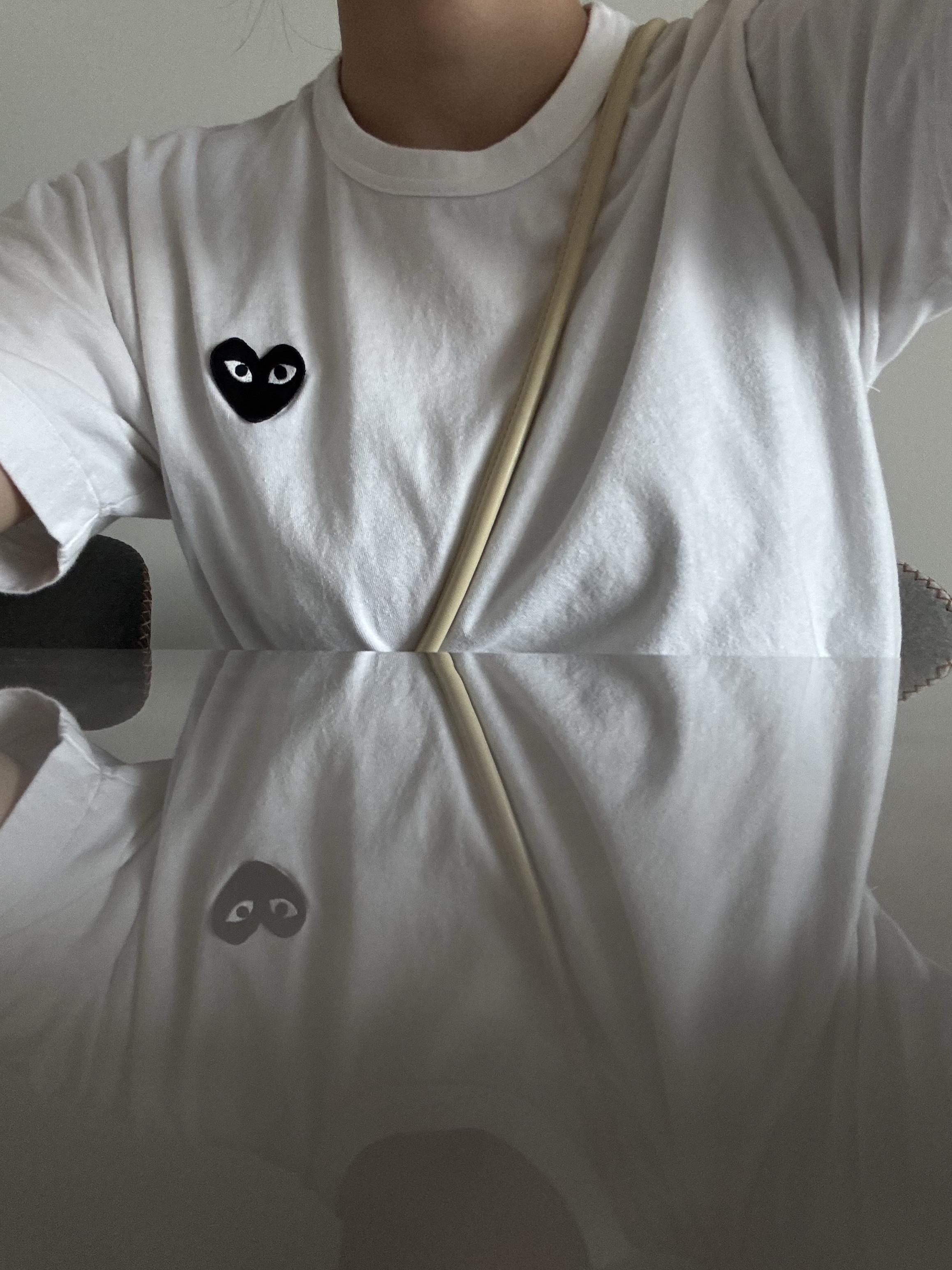 Play Comme des Garcons Black Heart T-Shirt White, Crocs Classic Crocs Sandal Black 착용 스타일 - 1