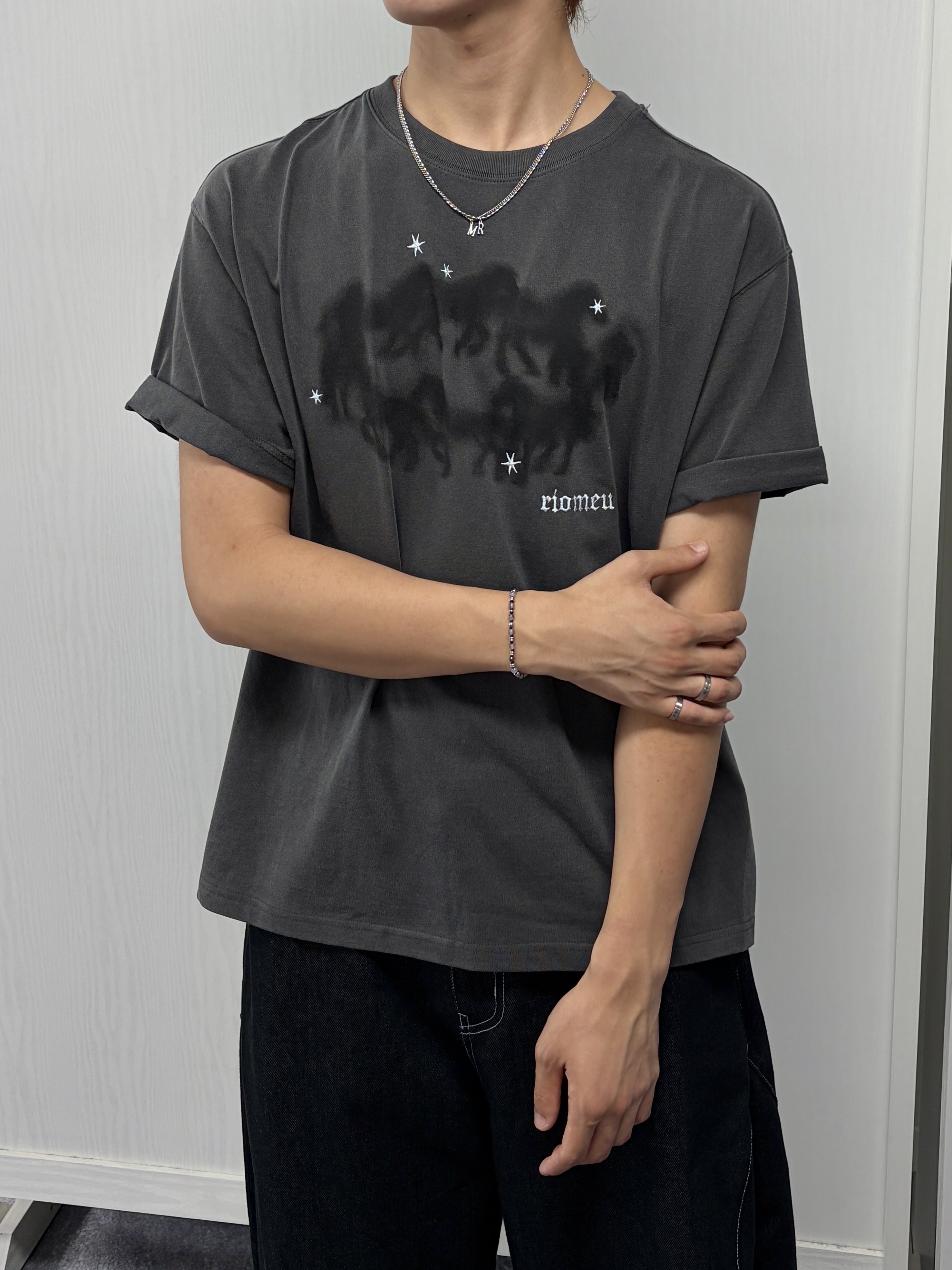 Riomeu Attra Silver Bracelet, Riomeu Oval Horse Short Sleeve T-shirt_Charcoal 착용 스타일 - 2
