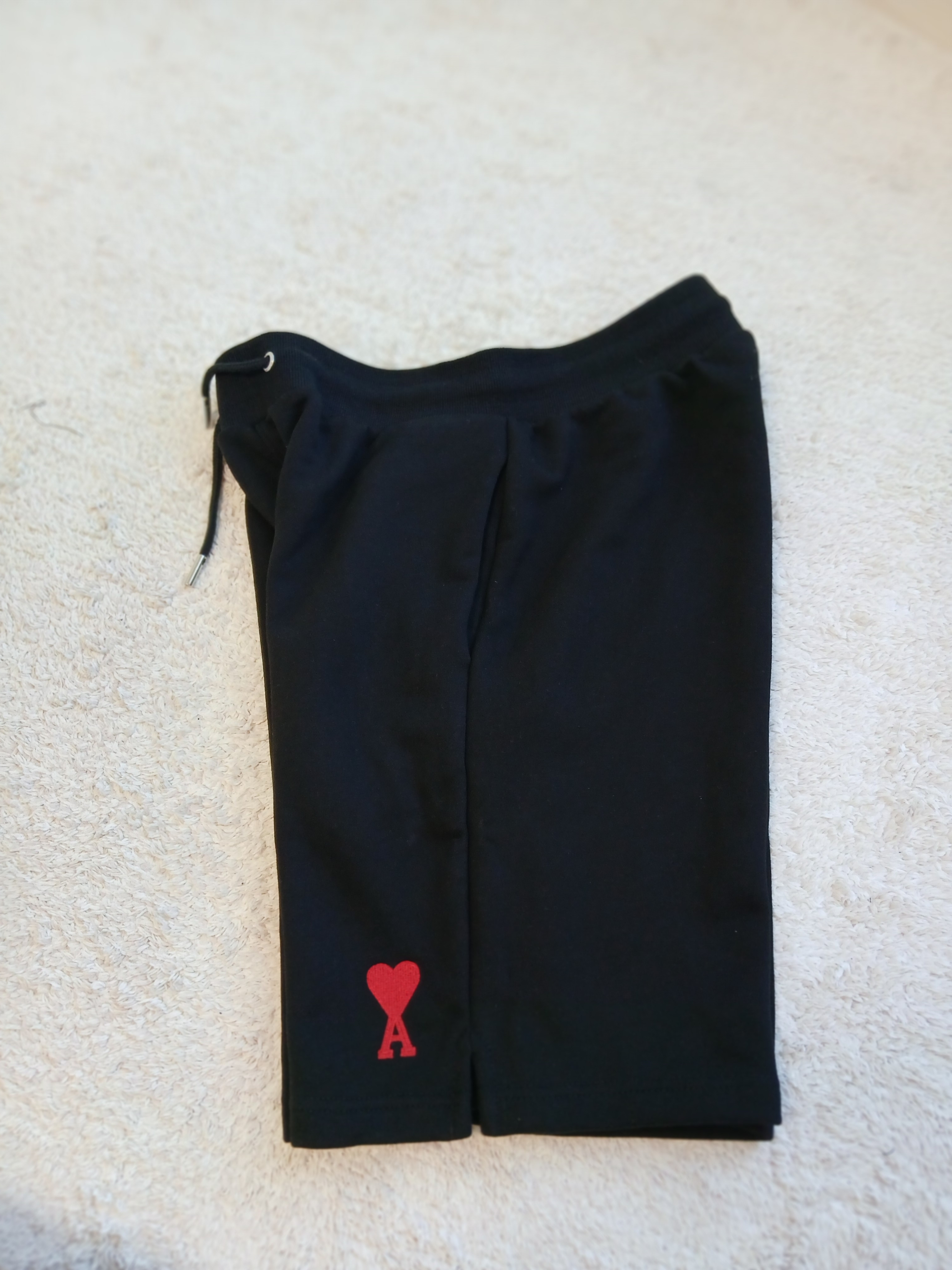 AMI de Coeur Shorts Black 착용 스타일 - 3