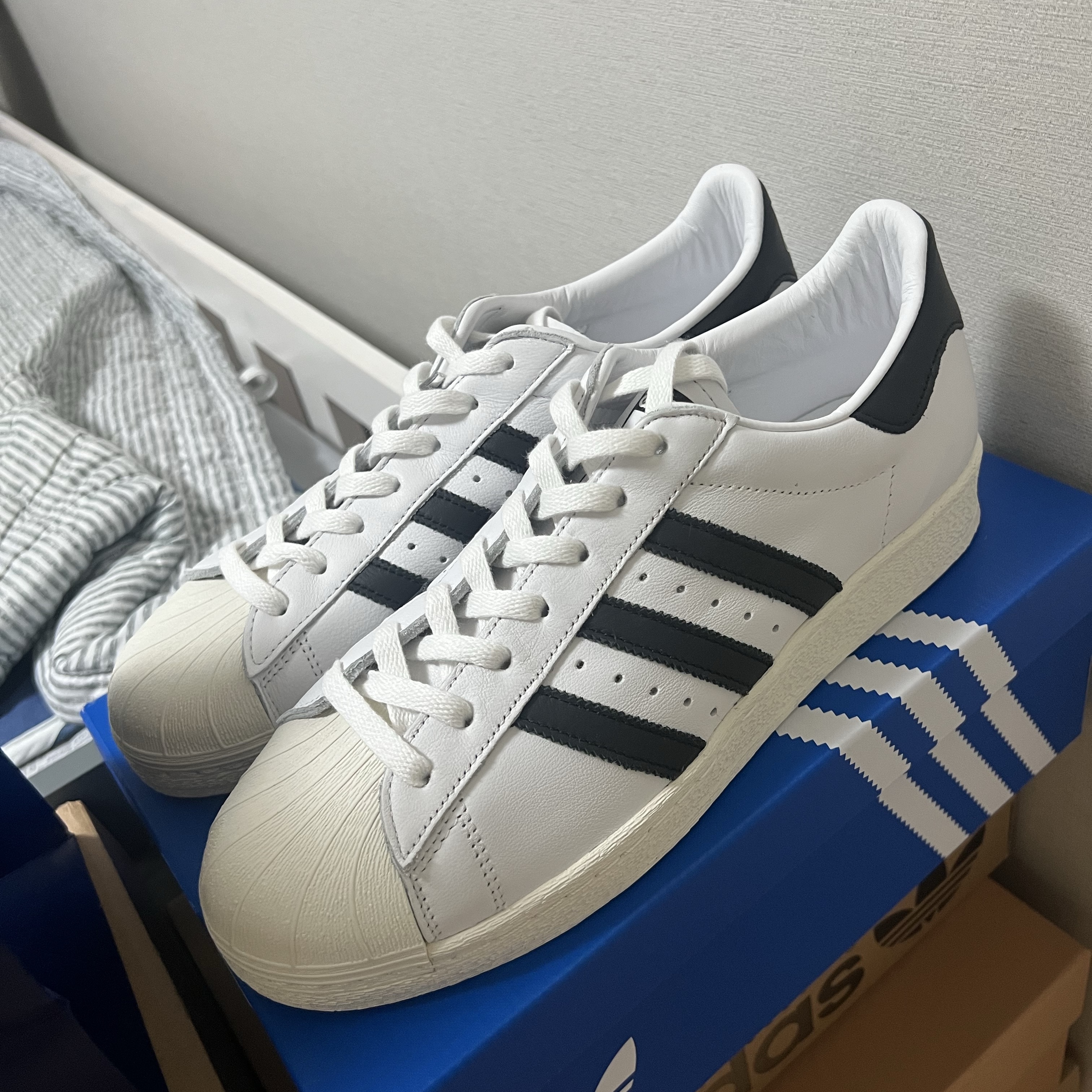 Adidas Superstar 82 Cloud White Core Black 착용 스타일