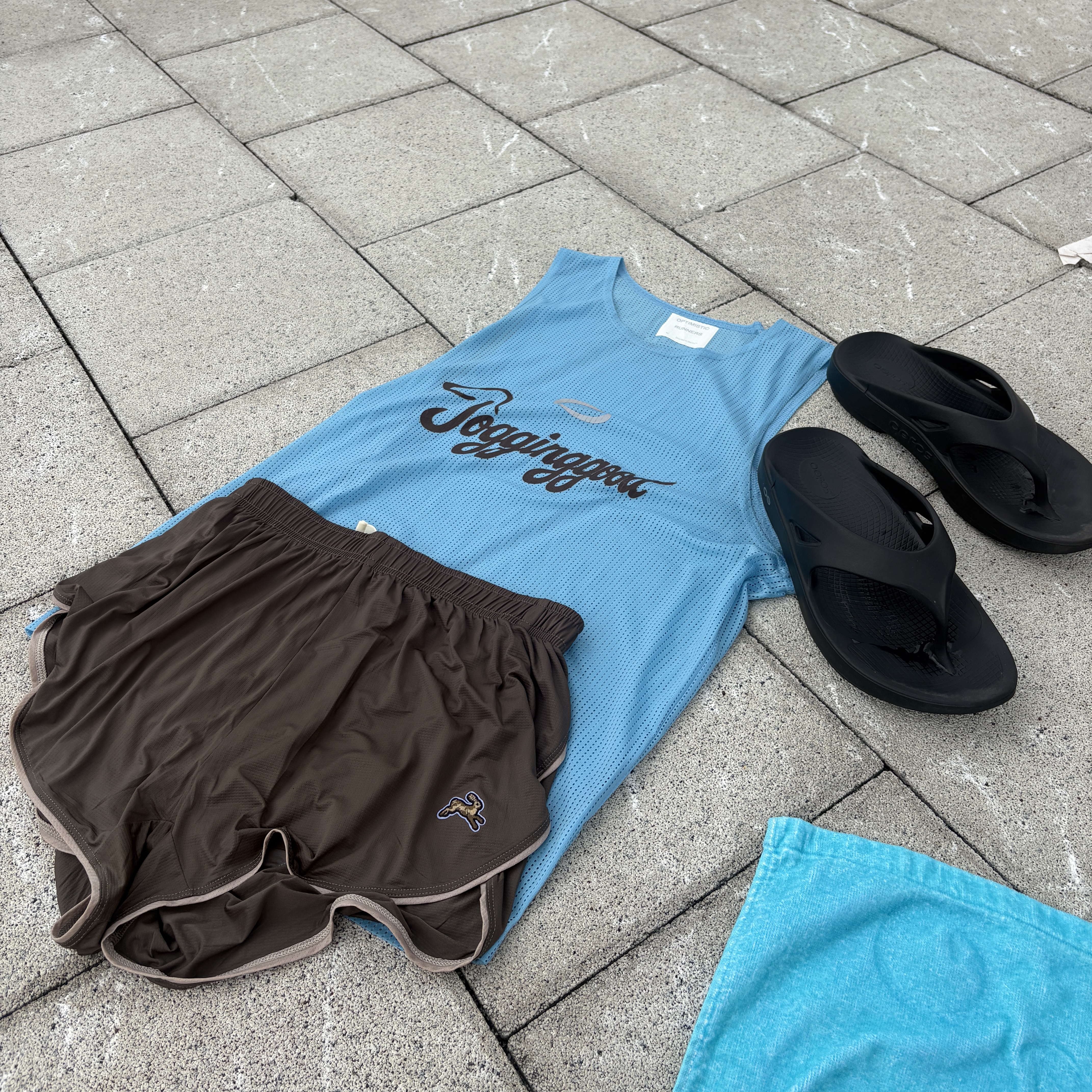 Optimistic Runners Mesh Singlet Blue, Tracksmith Twilight Split Shorts Black Ivory 착용 스타일 - 2