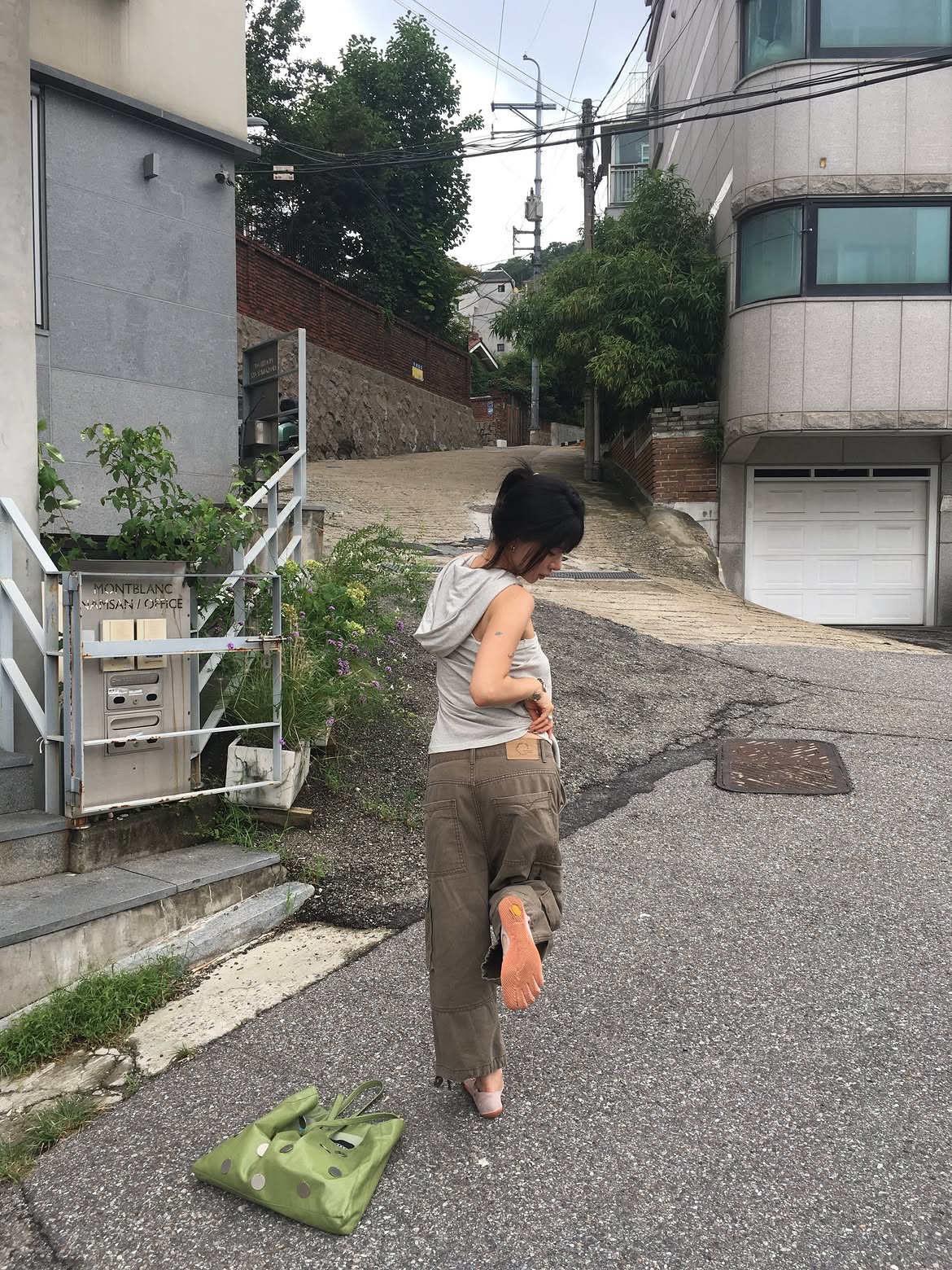CHOWOO Vintage Military Capri Cargo Pants Washed Khaki, CHOWOO Vintage Military Capri Cargo Pants Washed Beige 착용 스타일 - 3