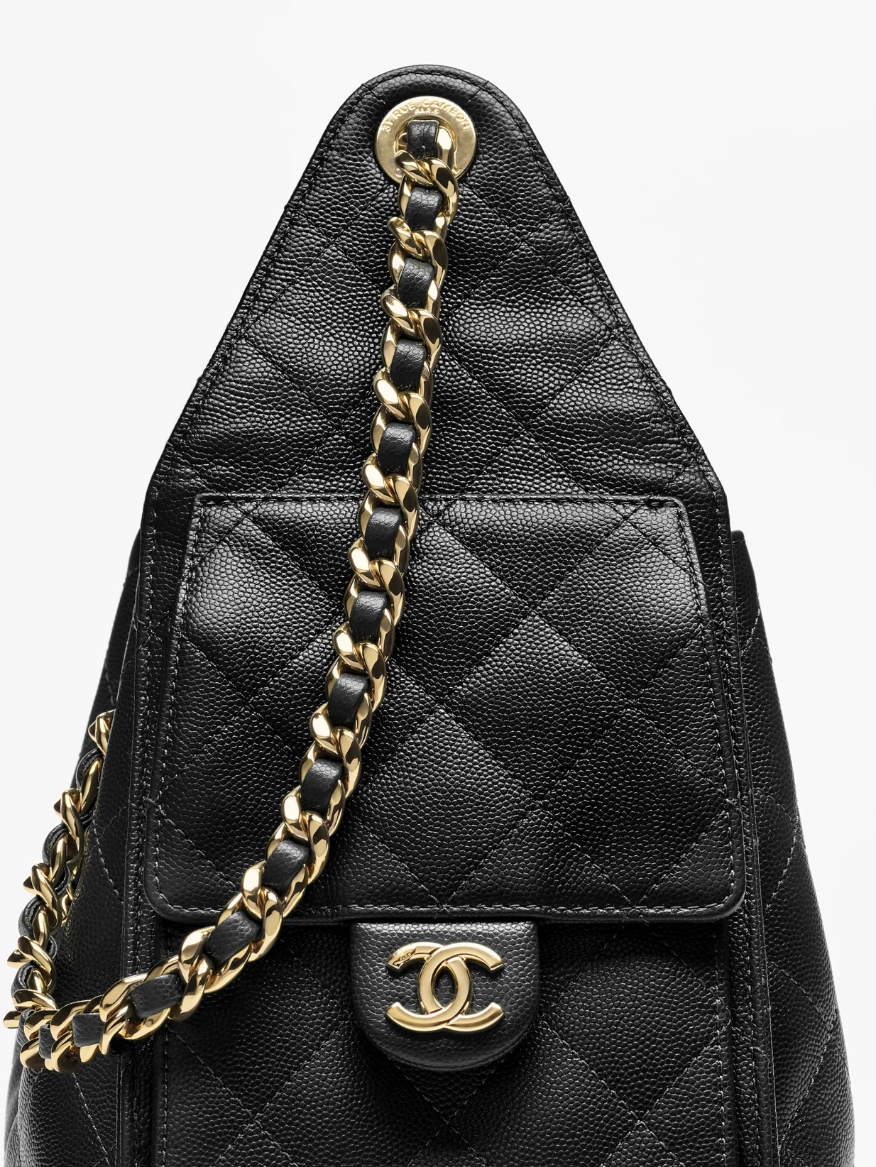Chanel 25 Small Bag Grained Calfskin & Gold Black 착용 스타일 - 1
