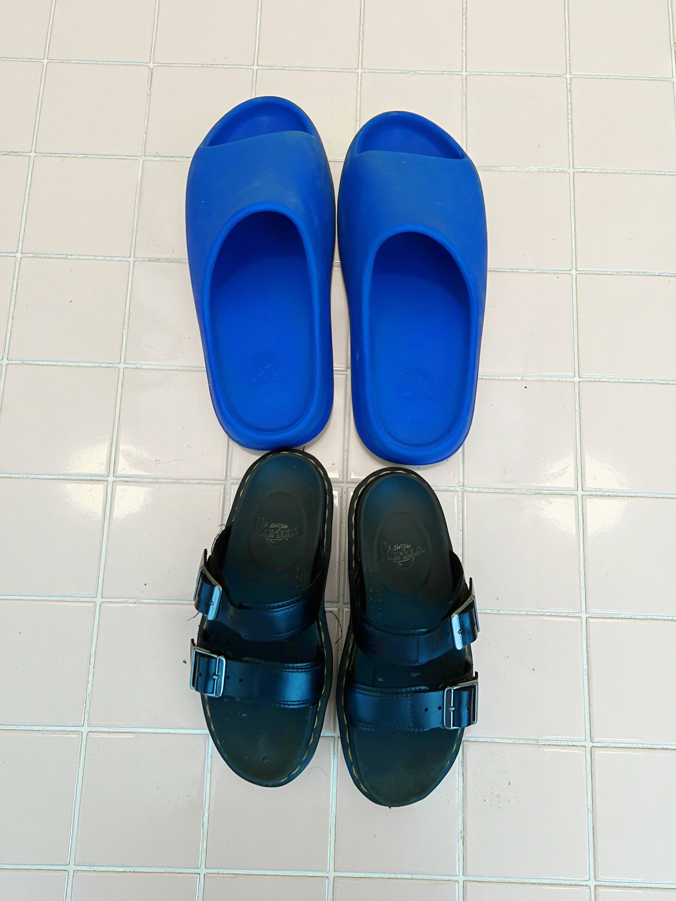 Adidas Yeezy Slide Azure, Dr. Martens Myles Sandal Black 착용 스타일 - 2