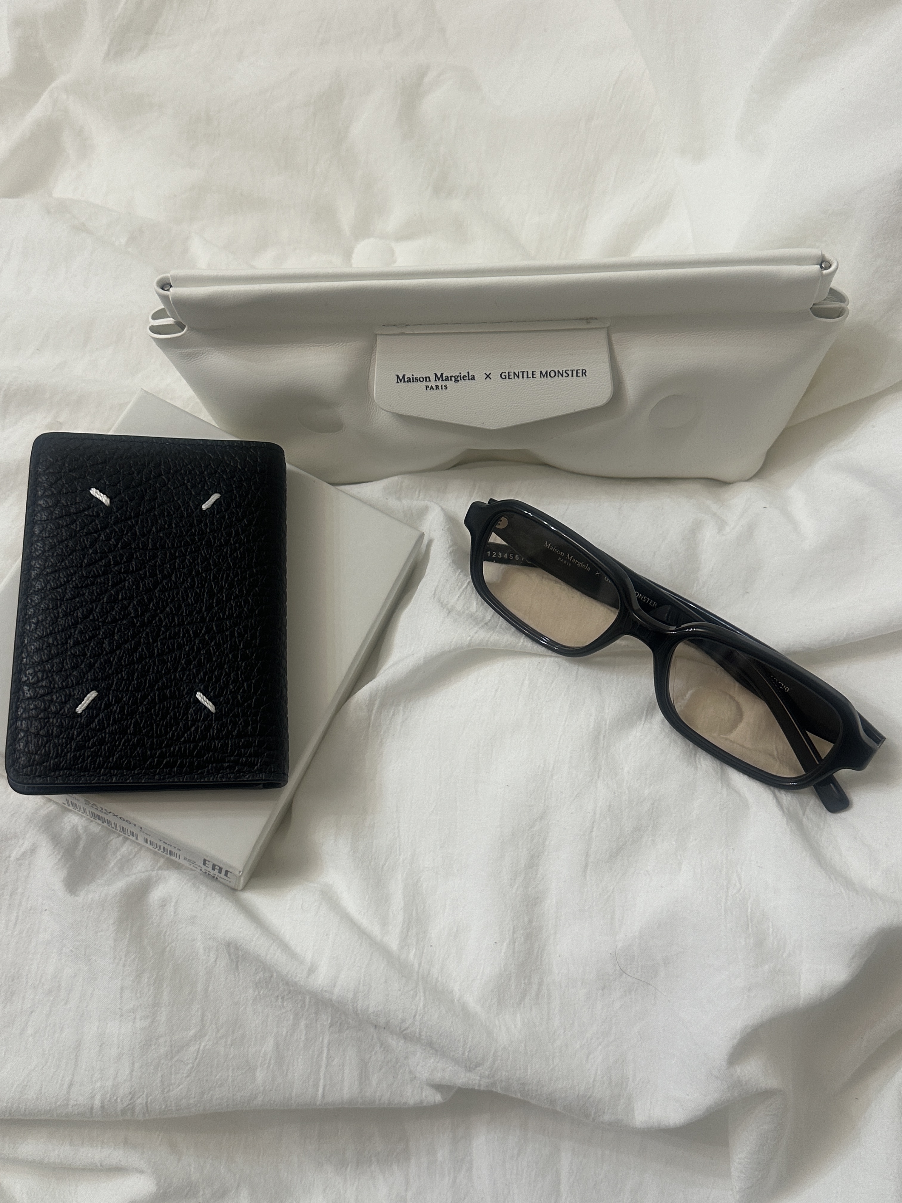 Maison Margiela Bovine Leather Card Holder Black, Gentle Monster x Maison Margiela MM210 Black Brown 착용 스타일
