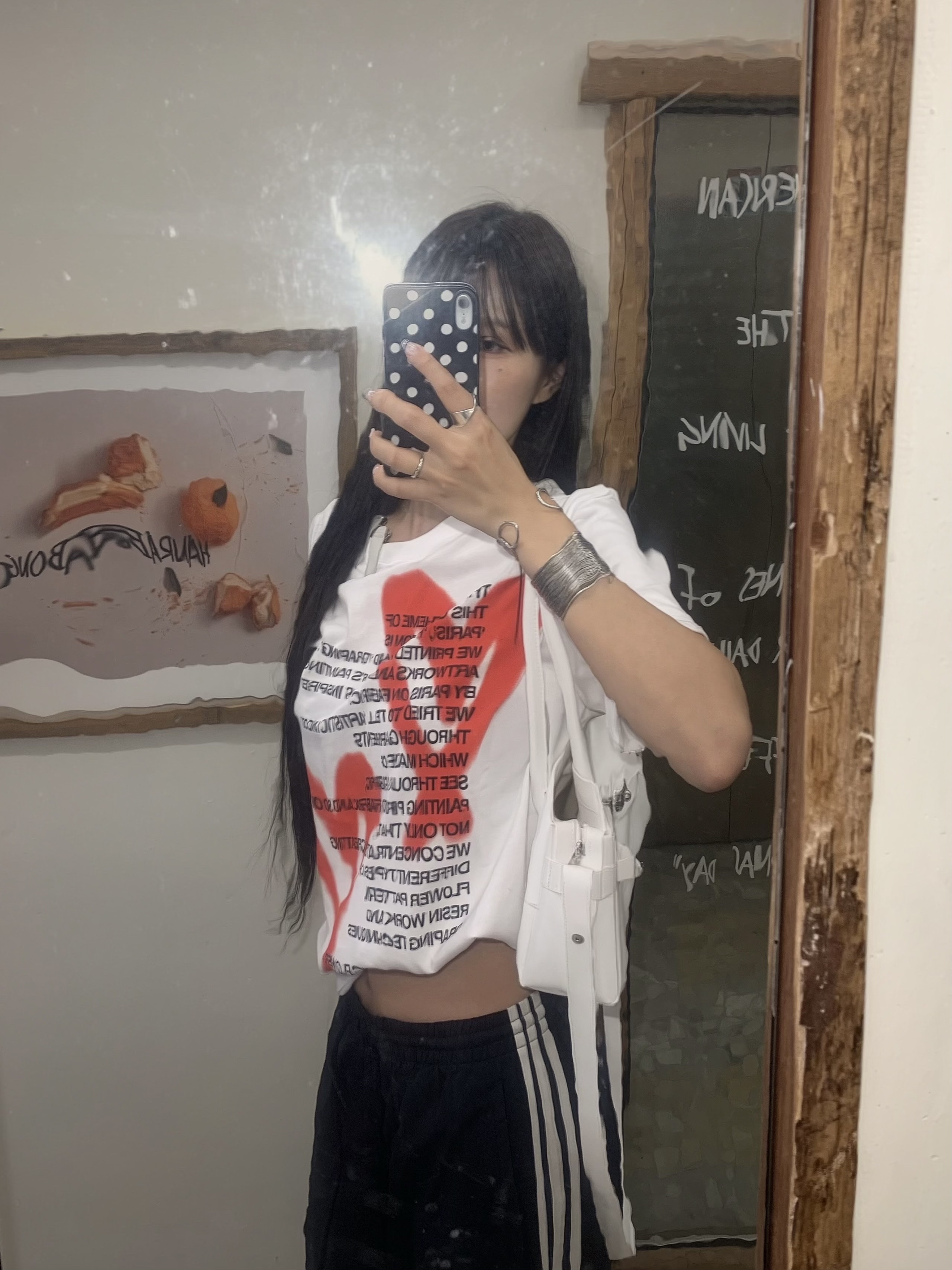 The Museum Visitor Heart Sprayed T-Shirt White 착용 스타일