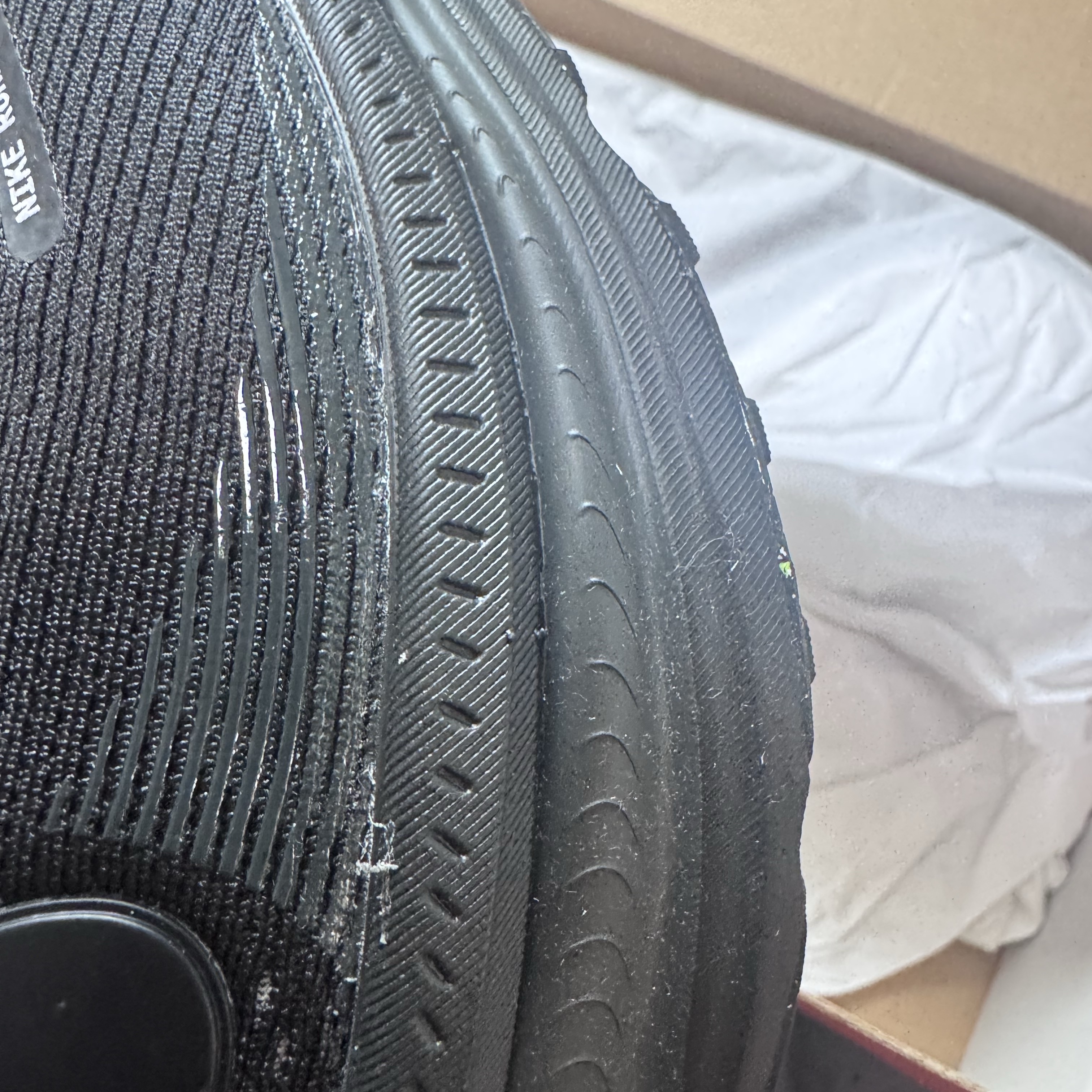 Nike Vomero 18 Black Dark Smoke Grey 착용 스타일 - 1