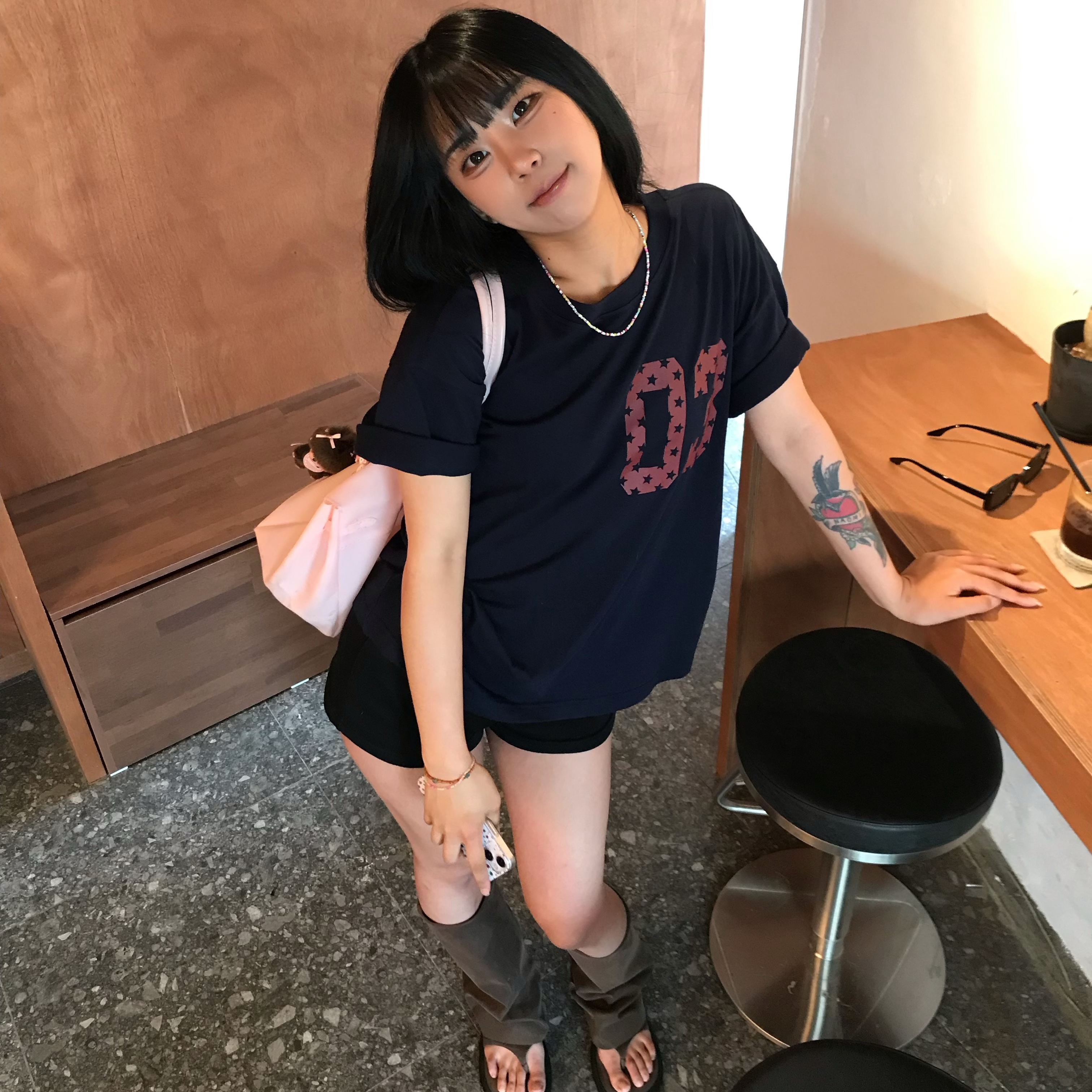 AMOU 03 Half T-Shirts Navy, AMOU 03 Half T-Shirts Black 착용 스타일 - 4