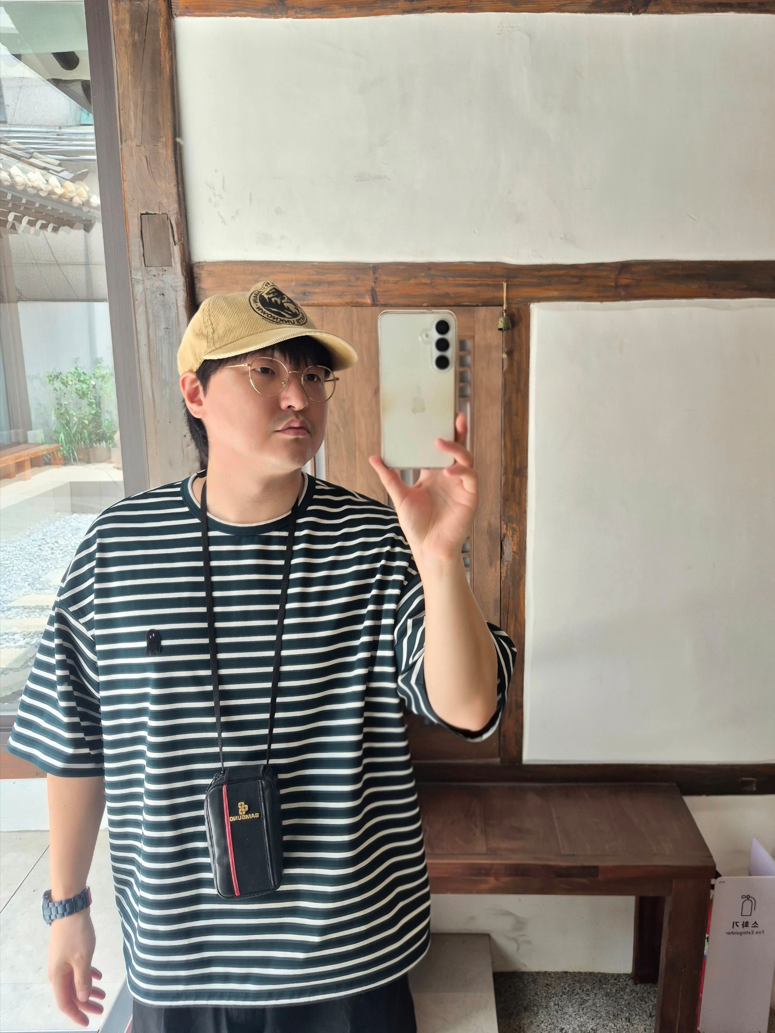 Crocs x Umbro Crafted Clog Atmosphere, Collect Pieces Tata Corduroy Cap Beige 착용 스타일 - 2