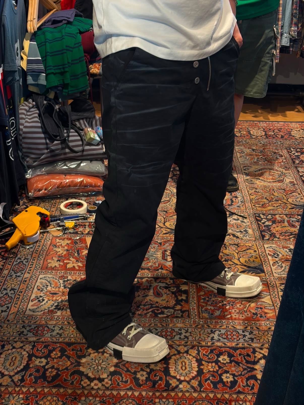 BLR Spray Washed Semi-Flare Pants Black 착용 스타일 - 3