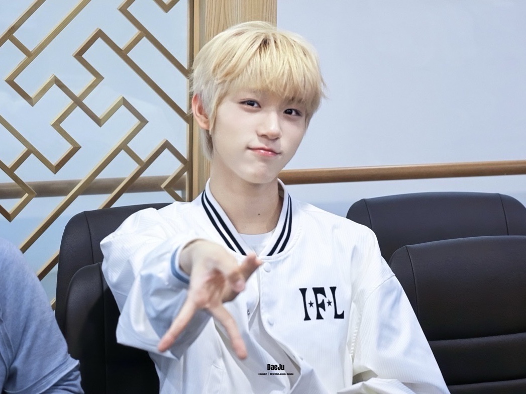 I FEEL LUCKY IFL Unicorn Stadium Jacket Cream 착용 스타일 - 1