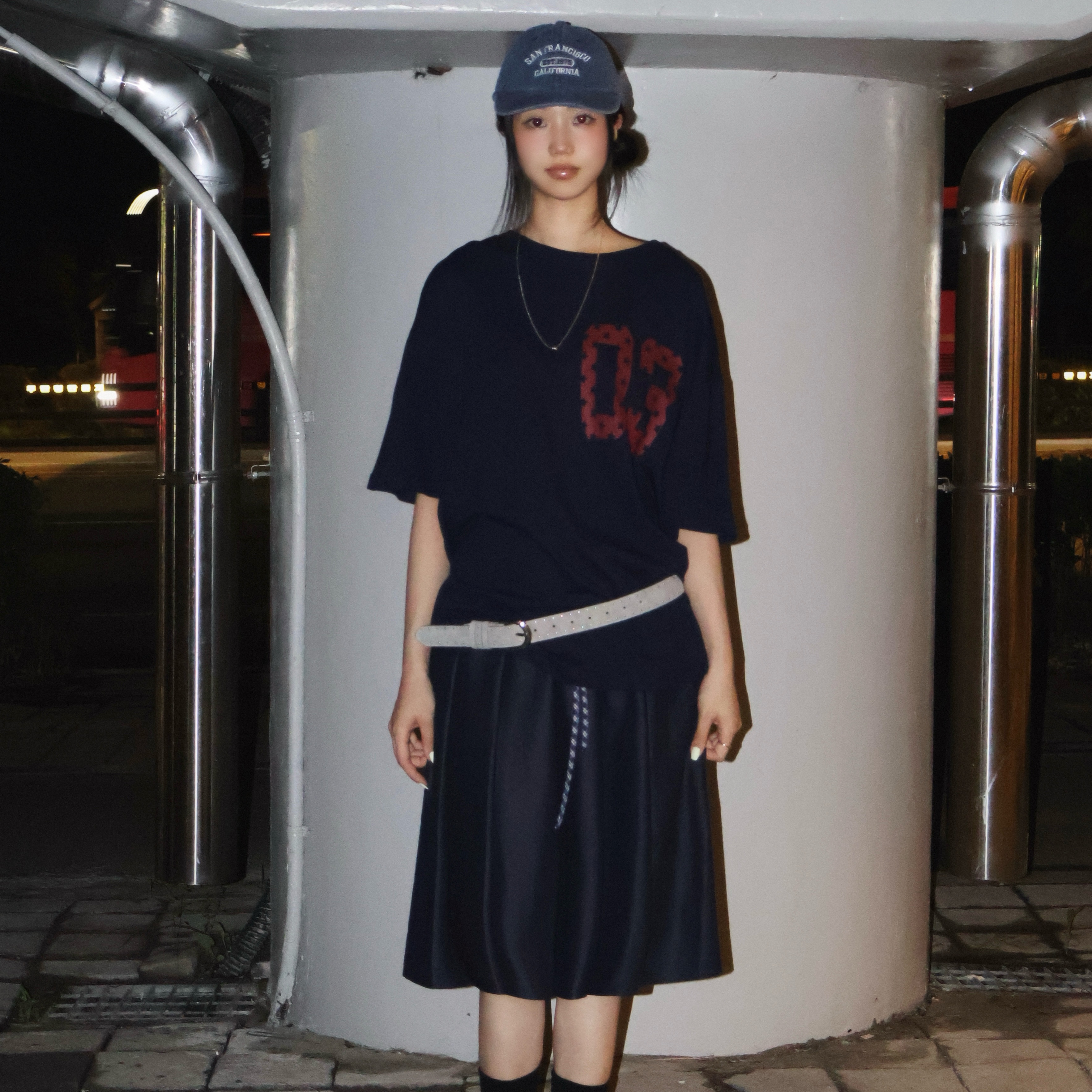 AMOU 03 Half T-Shirts Navy, AMOU 03 Half T-Shirts Black 착용 스타일 - 2