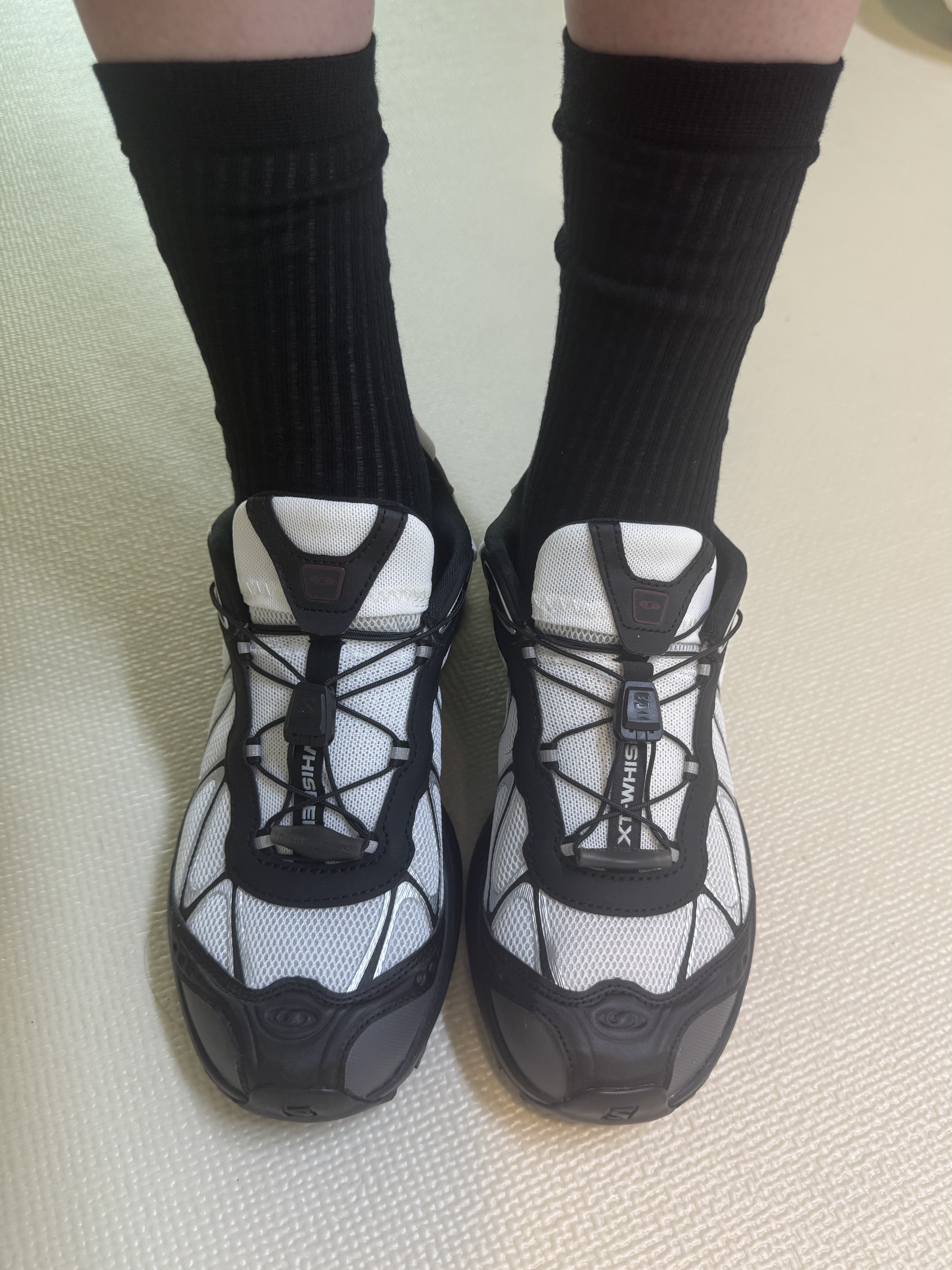 Salomon XT-Whisper Black White 착용 스타일 - 2