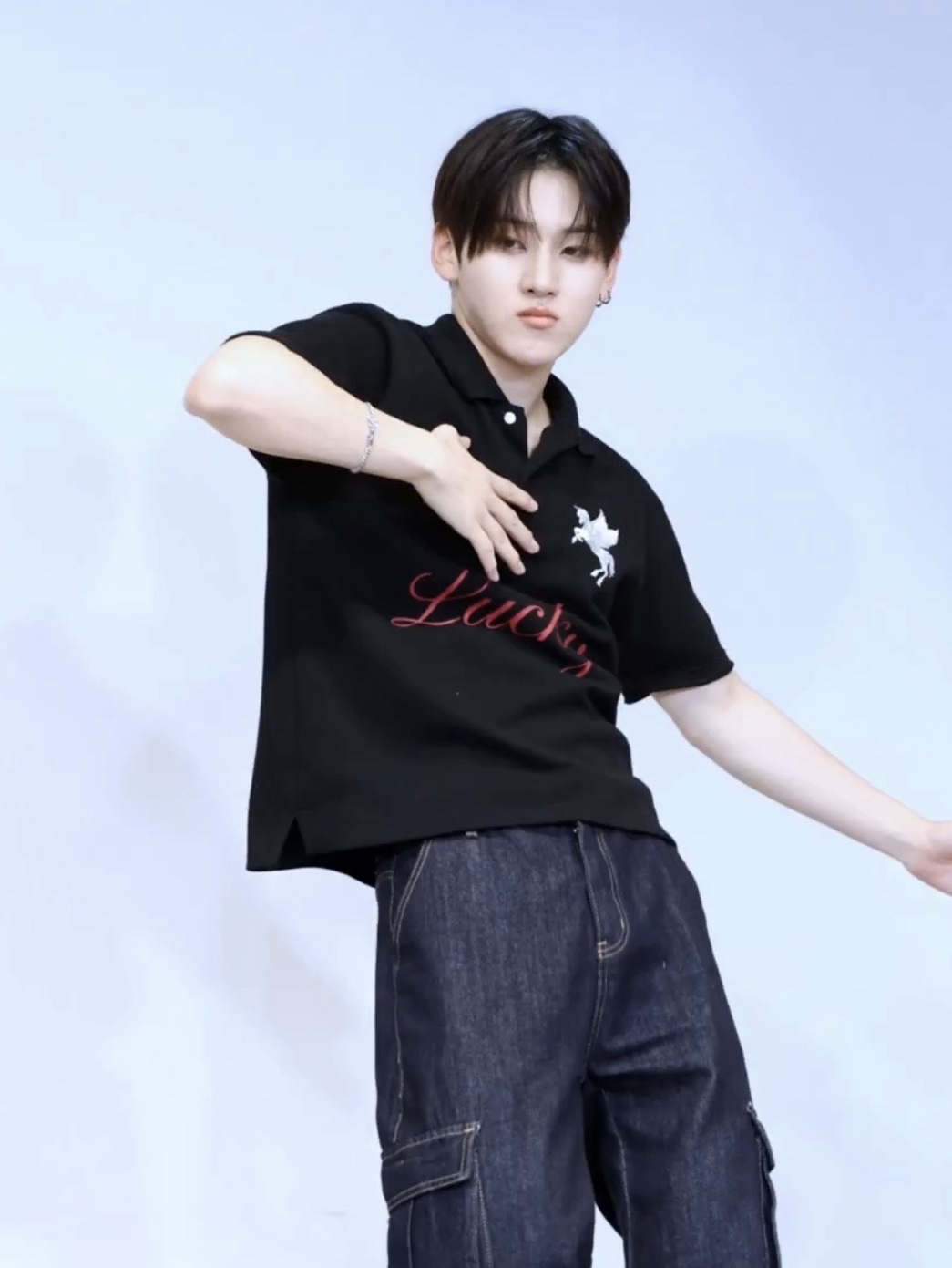 I FEEL LUCKY Lucky Koin Polo Shirt Black 착용 스타일 - 2