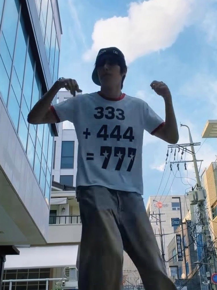 I FEEL LUCKY Education T-Shirt White 착용 스타일 - 3