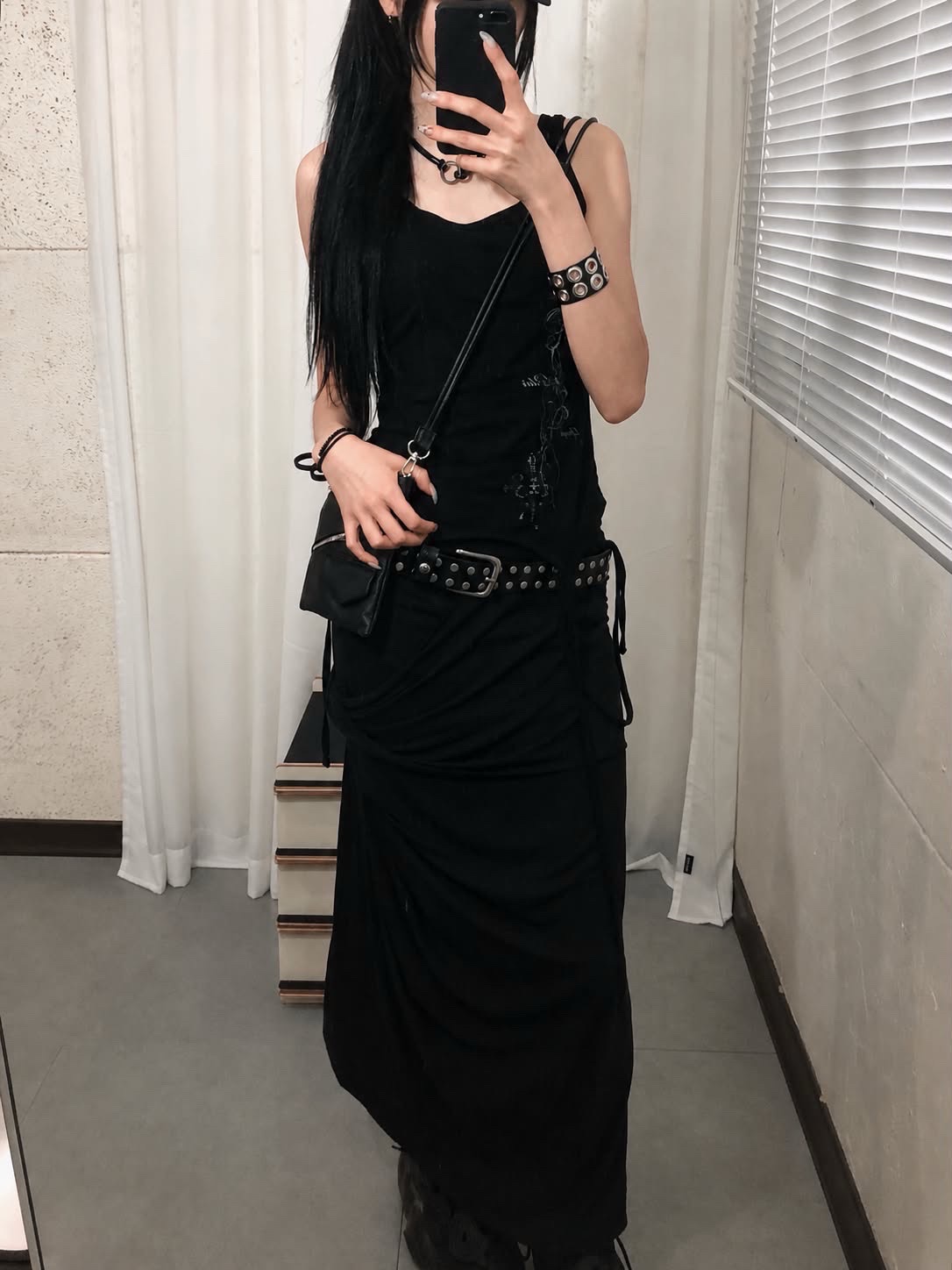 BLR Asymmetric Layered Maxi Skirt Black, BLR Tattooed Graphic Layered Sleeveless Tank Top Black 착용 스타일 - 1