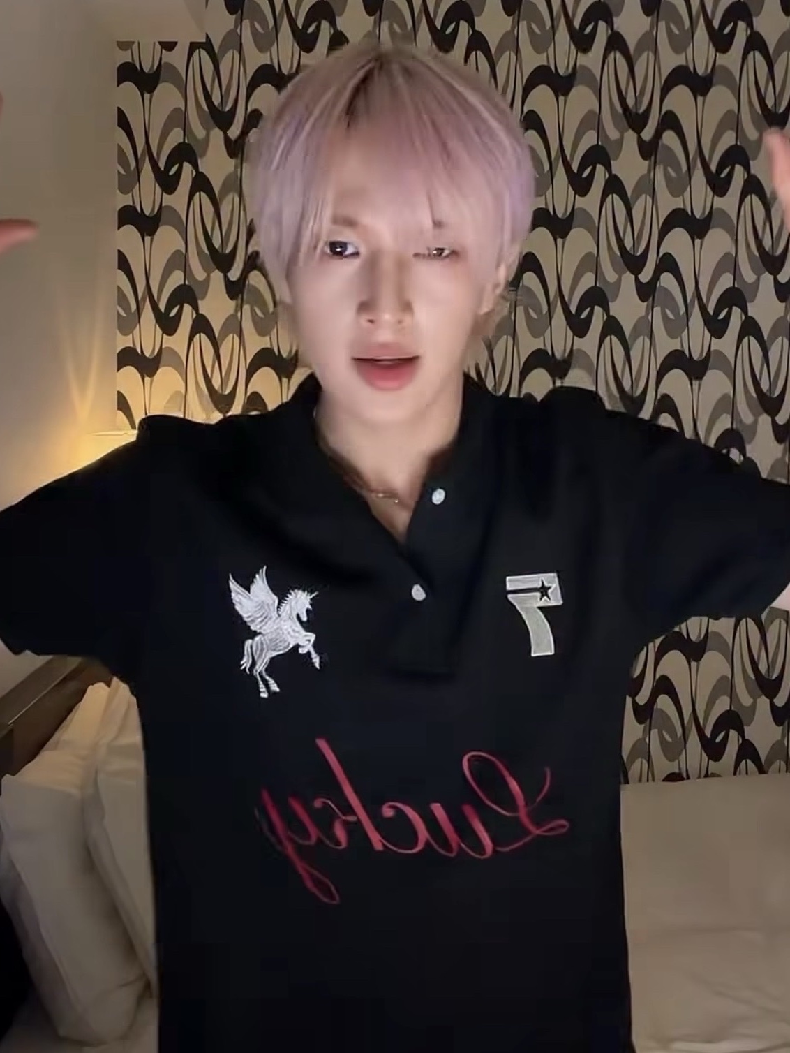 I FEEL LUCKY Lucky Koin Polo Shirt Black 착용 스타일 - 2