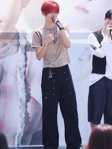 I FEEL LUCKY Wide Leg Stud Cargo Pants Black 착용 스타일