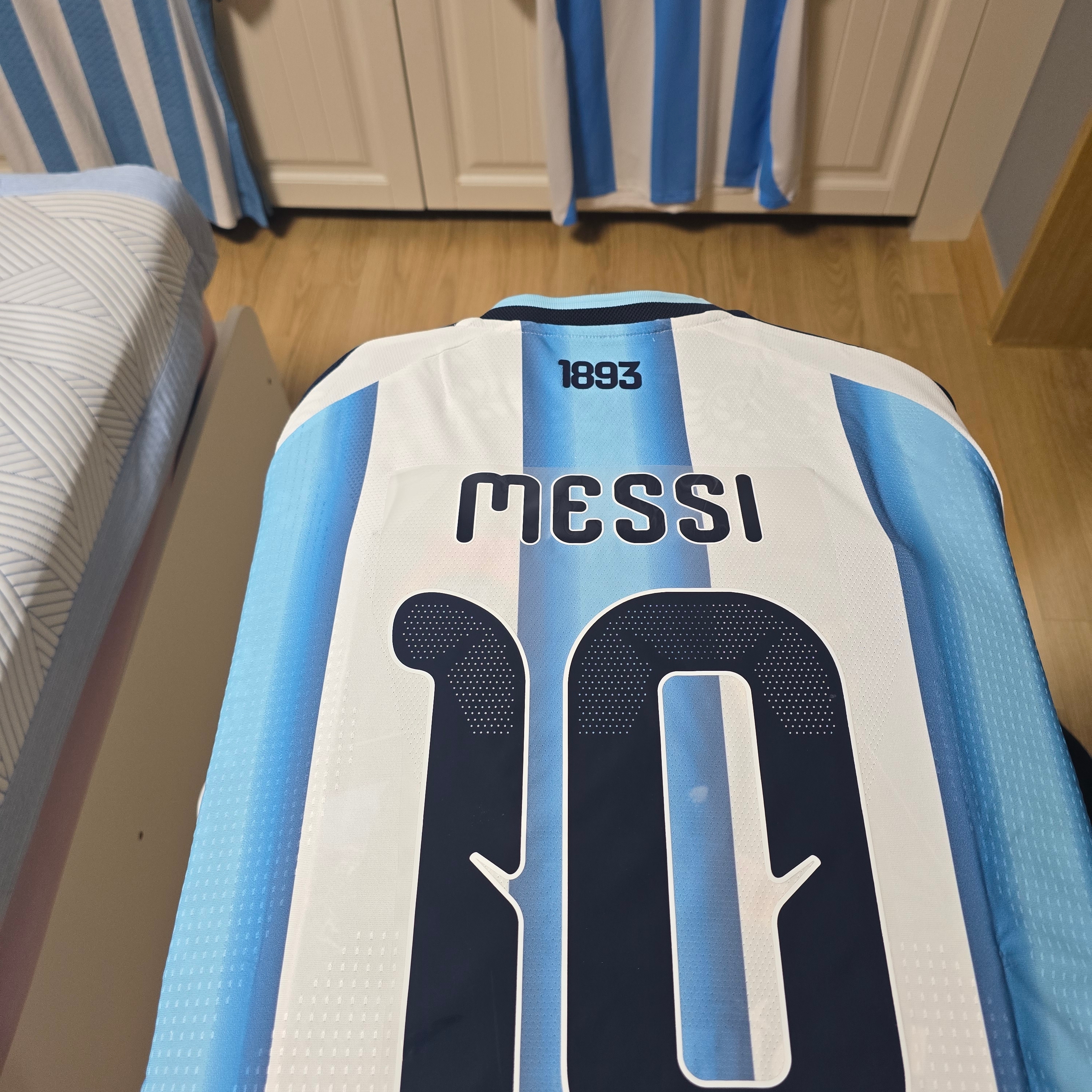Adidas Argentina 2026 Home Authentic Jersey White Icey Blue - KR Sizing (Non Marking Ver.), Adidas Argentina 2026 Away Jersey Black Lucid Blue - KR Sizing (Non Marking Ver.) 착용 스타일 - 1