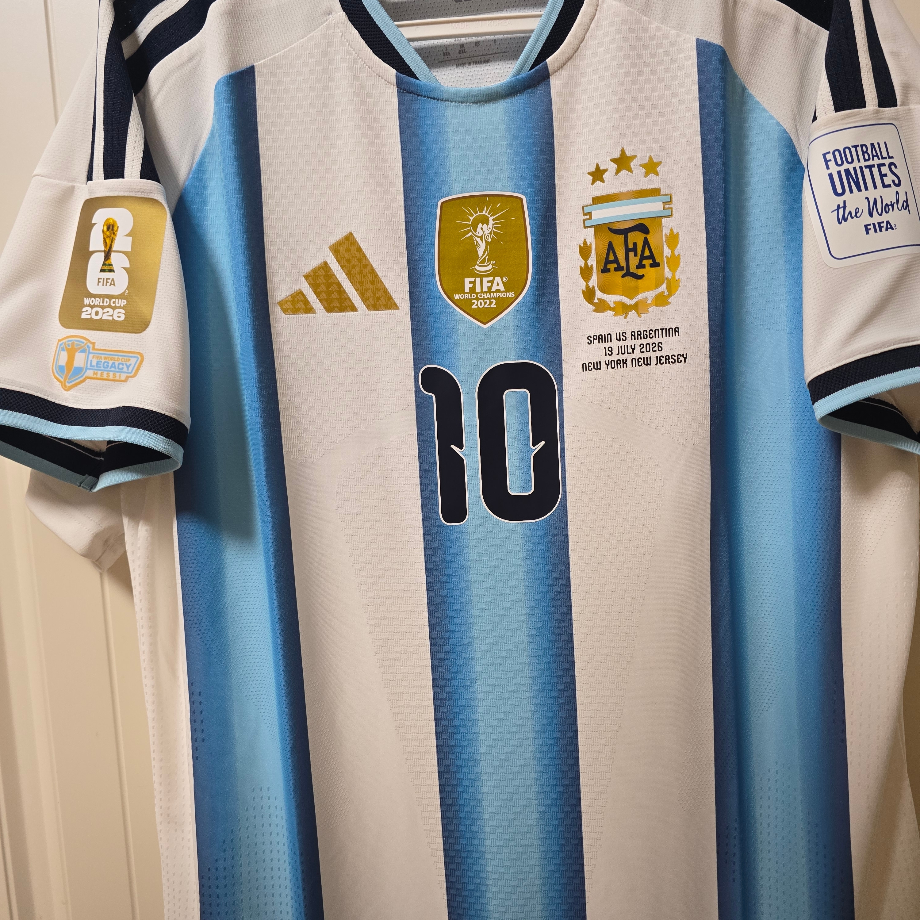 Adidas Argentina 2026 Home Authentic Jersey White Icey Blue - KR Sizing (Non Marking Ver.), Adidas Argentina 2026 Away Jersey Black Lucid Blue - KR Sizing (Non Marking Ver.) 착용 스타일 - 2