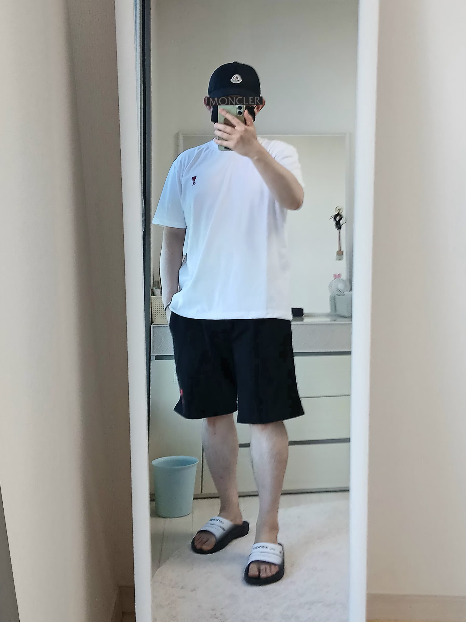 AMI de Coeur T-Shirt White, AMI de Coeur Shorts Black 착용 스타일 - 4