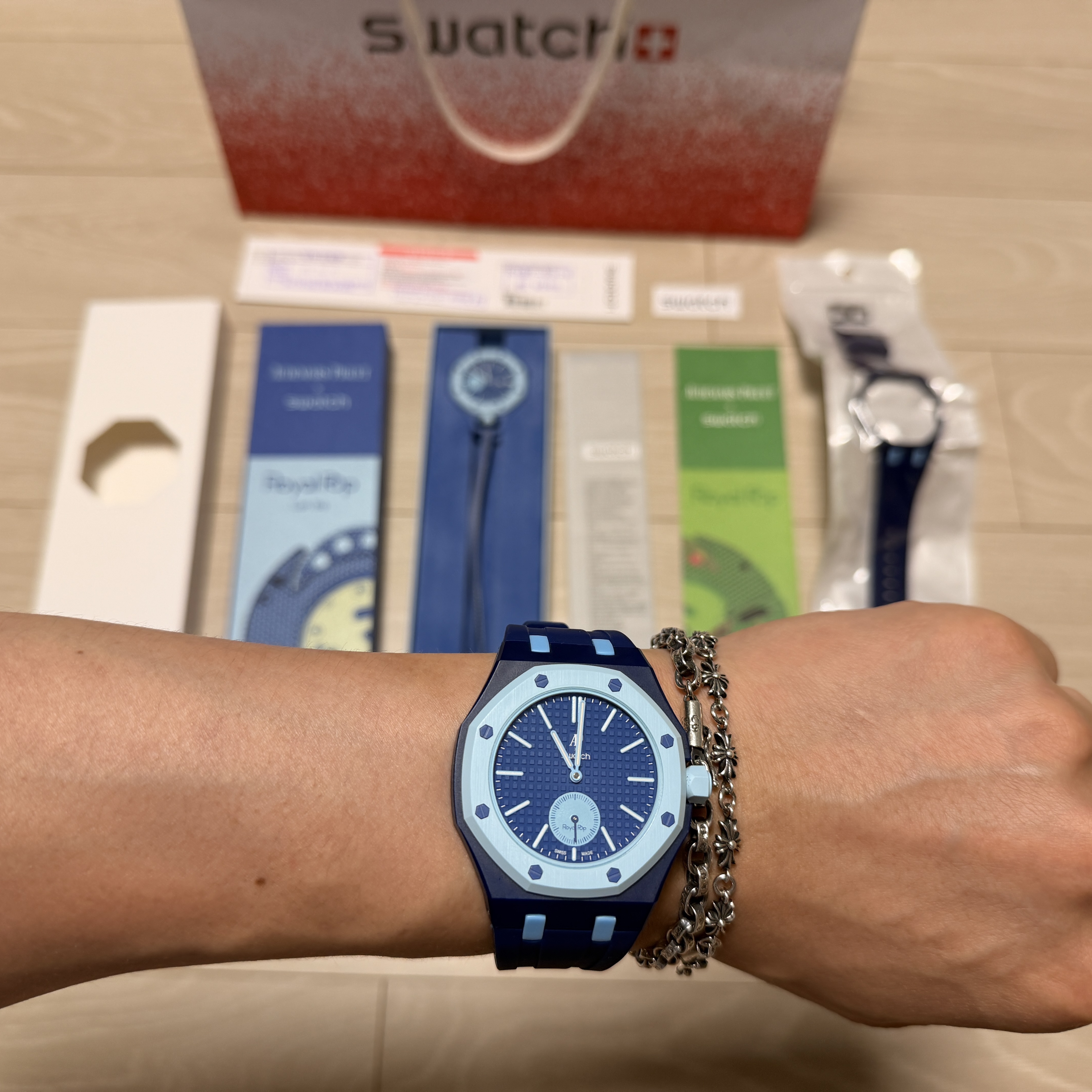 Swatch x Audemars Piguet Bioceramic Royal Pop Làn Ba 착용 스타일