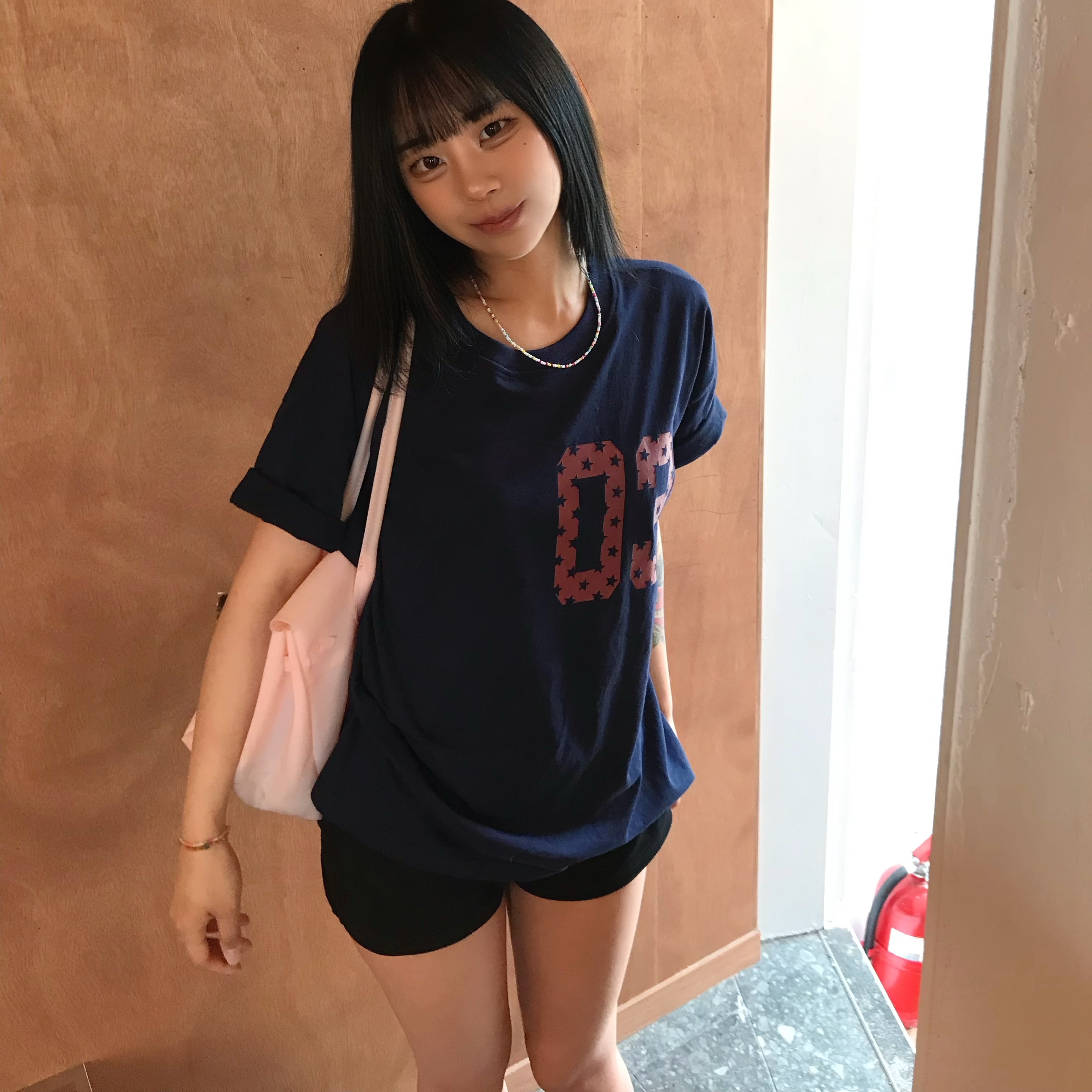 AMOU 03 Half T-Shirts Navy, AMOU 03 Half T-Shirts Black 착용 스타일 - 2