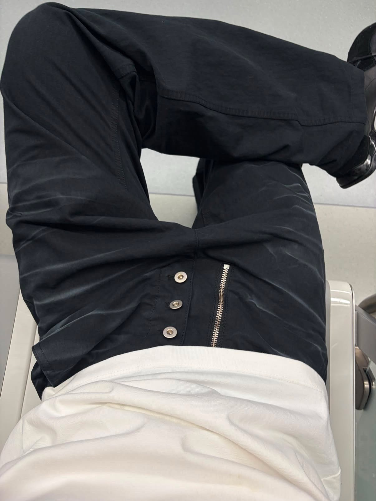 BLR Spray Washed Semi-Flare Pants Black 착용 스타일 - 1