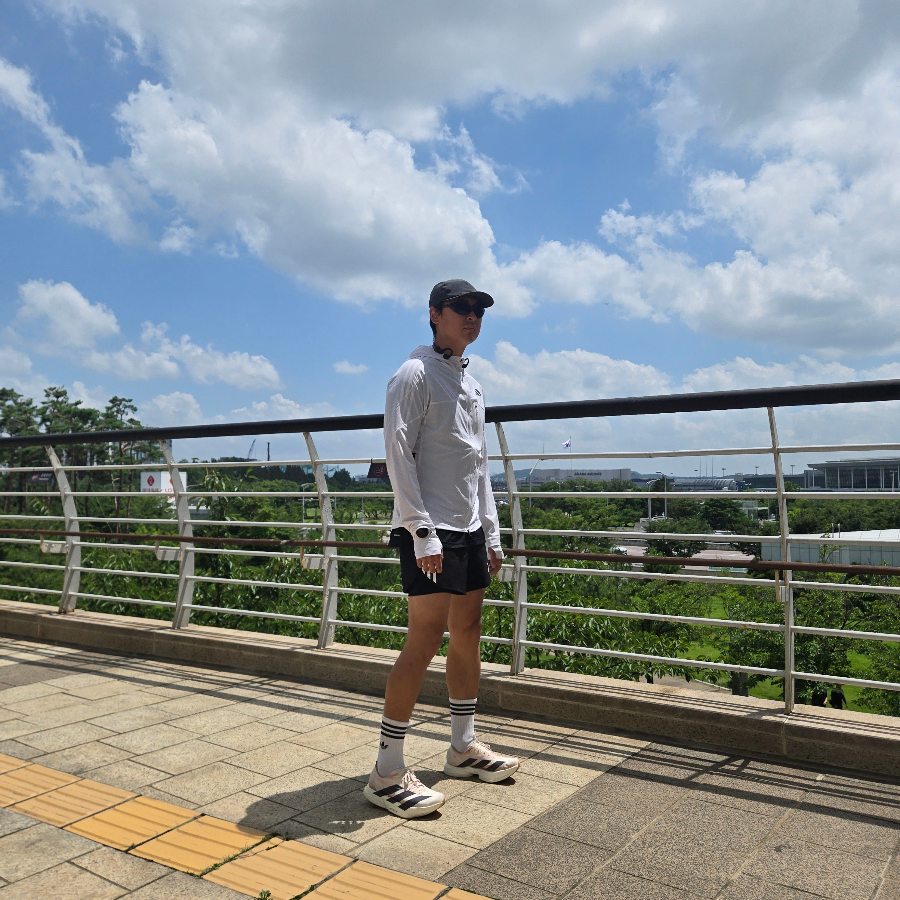 Adidas Adizero Running Jacket White - KR Sizing, Adidas Aeroready Sereno 3-Stripes T-Shirt Black - KR Sizing 착용 스타일 - 1