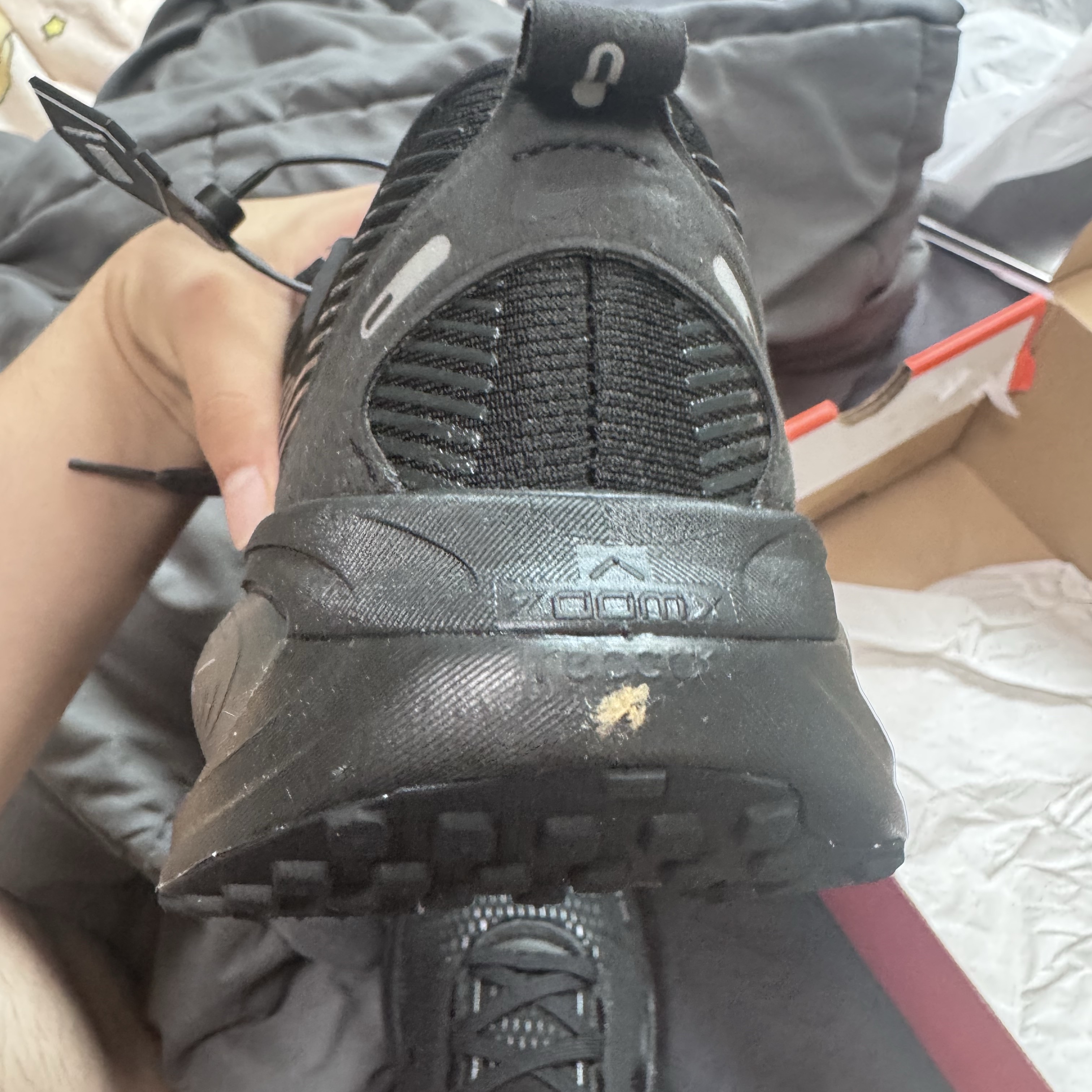 Nike Vomero 18 Black Dark Smoke Grey 착용 스타일 - 2
