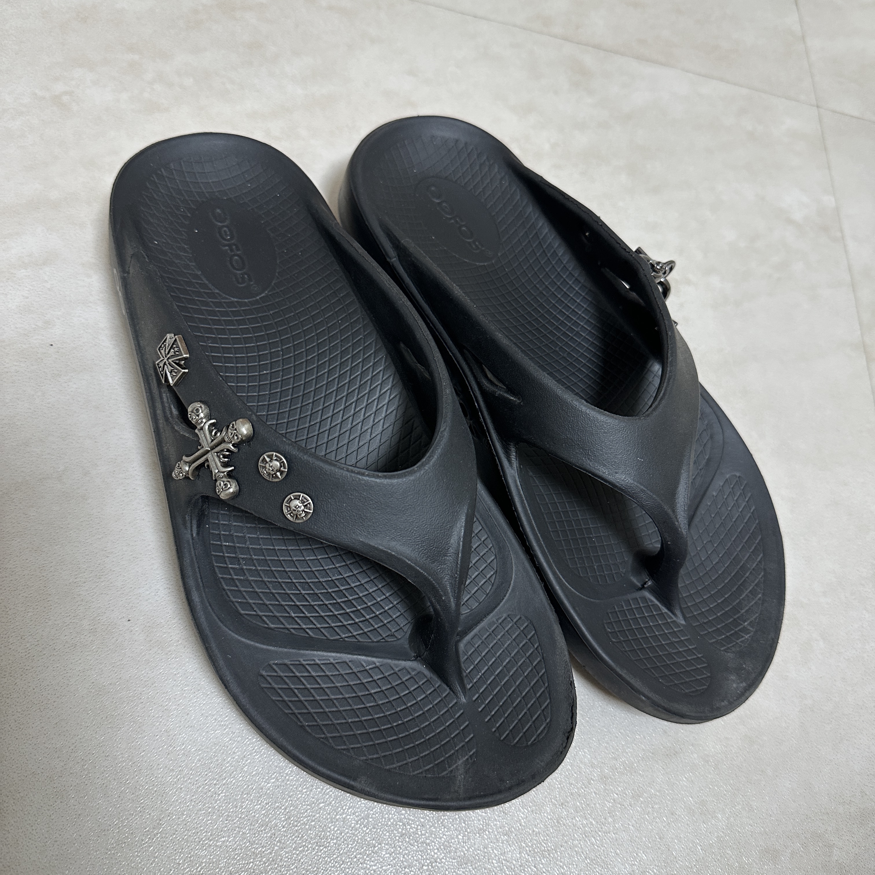 Oofos OOriginal Black 착용 스타일 - 1