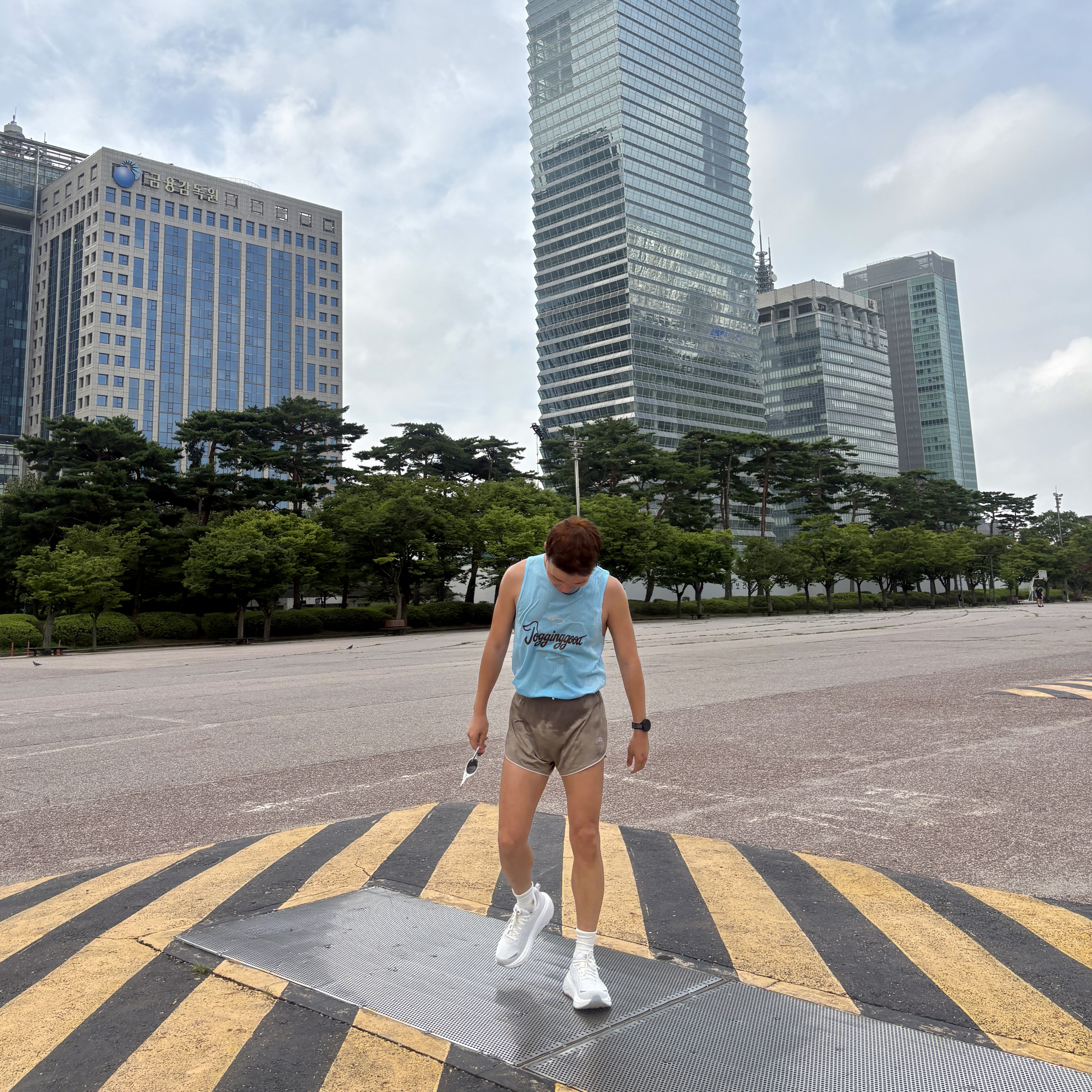 Optimistic Runners Mesh Singlet Blue, Tracksmith Twilight Split Shorts Black Ivory 착용 스타일 - 3