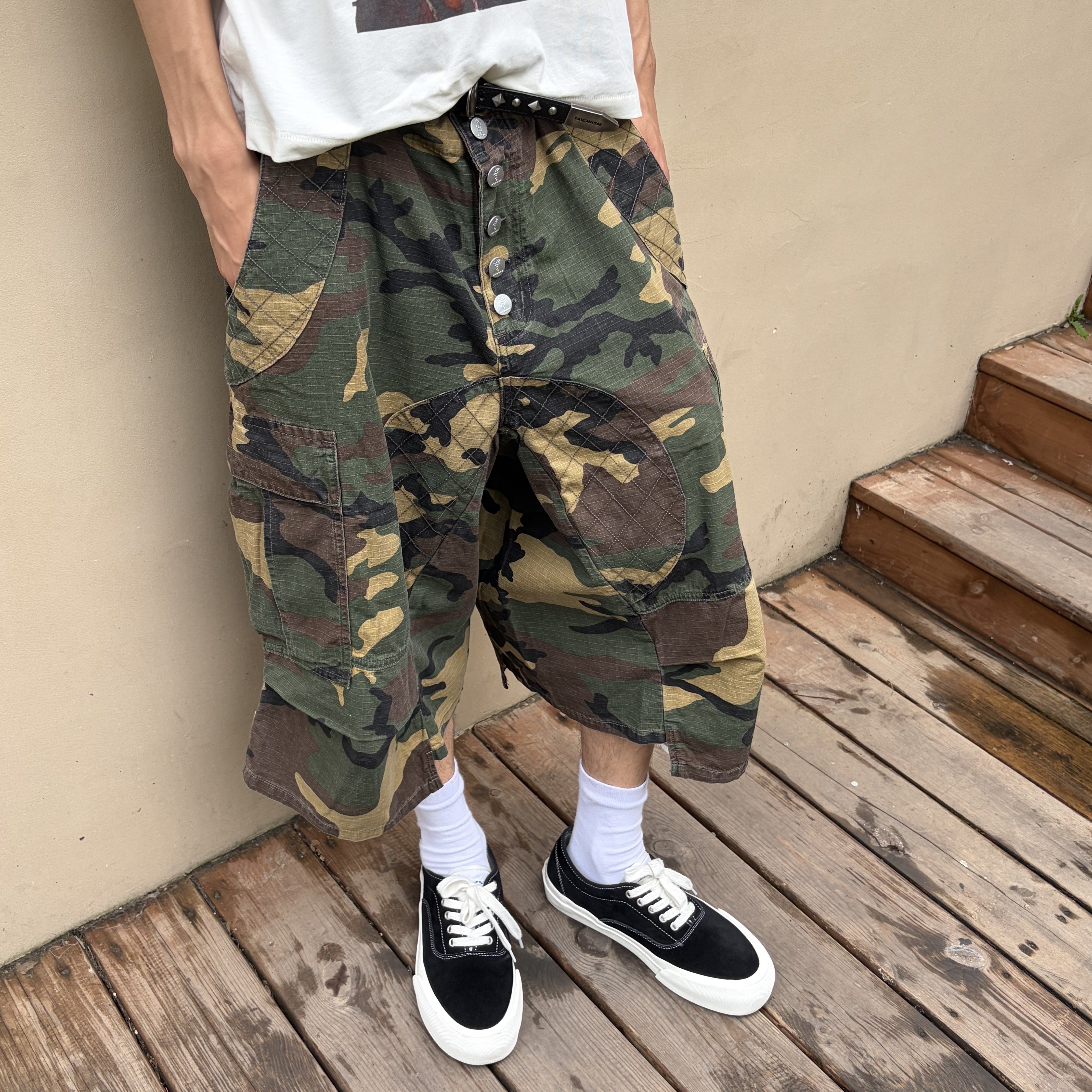 STEEPC Tuesday*Camouflage Bermuda Pants, Maison Mihara Yasuhiro Baker OG Sole Canvas Low Cut Sneakers Black 착용 스타일 - 1