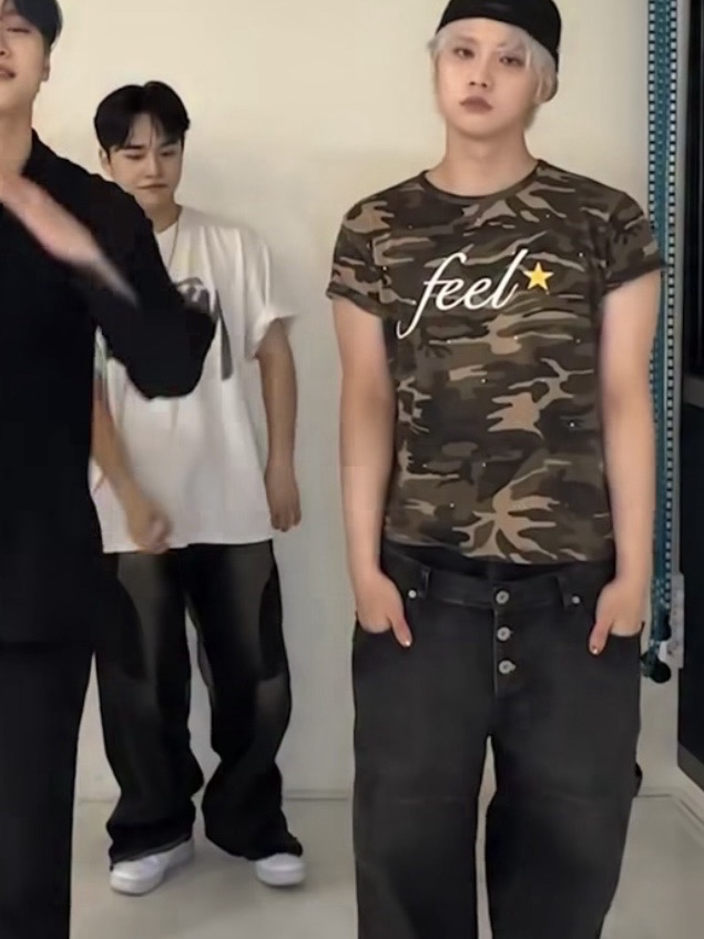 I FEEL LUCKY Feel Twinkle T-Shirt Camo, I FEEL LUCKY Double Waist Carpenter Pants Travertine 착용 스타일