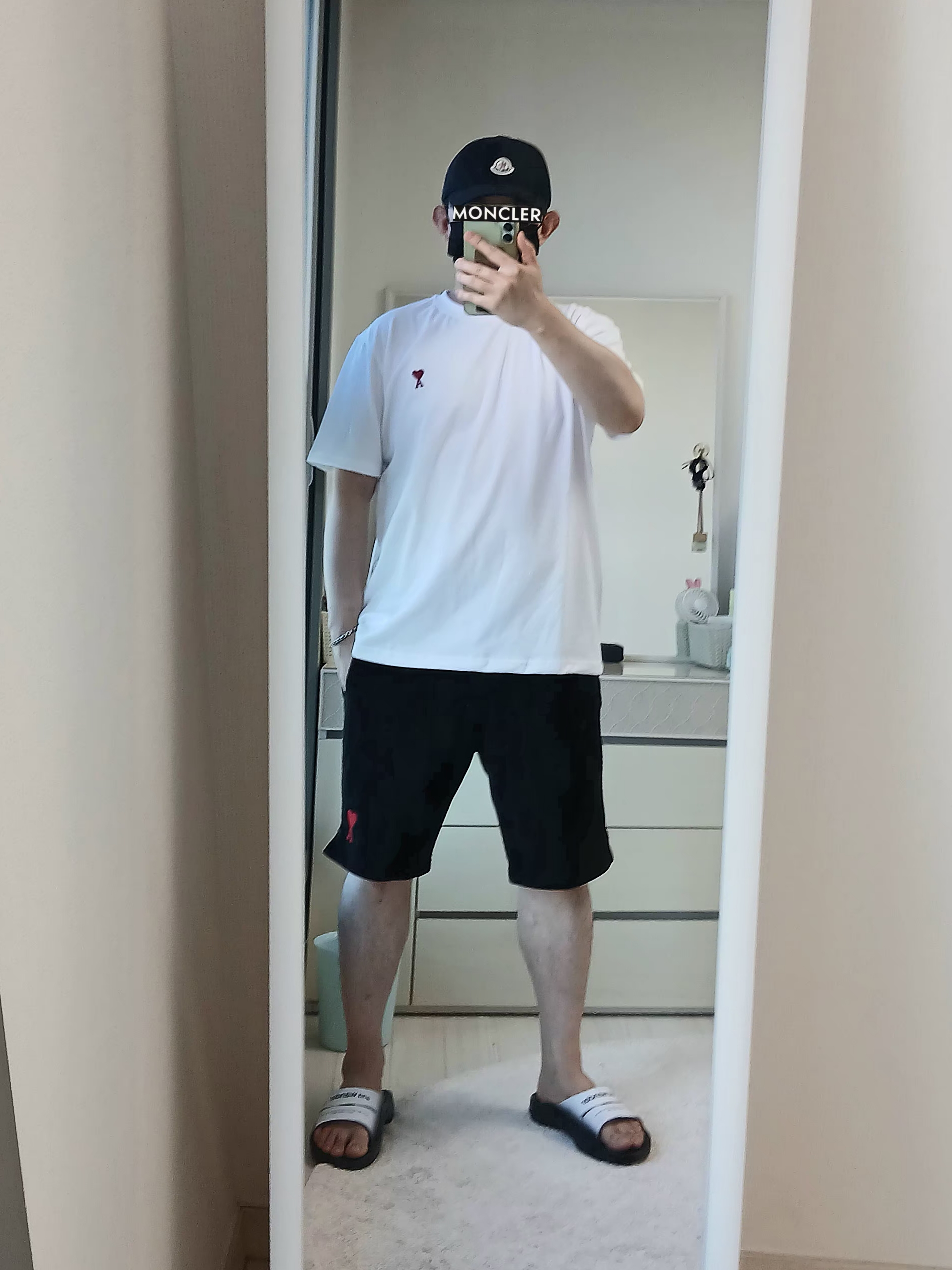 AMI de Coeur T-Shirt White, AMI de Coeur Shorts Black 착용 스타일 - 3