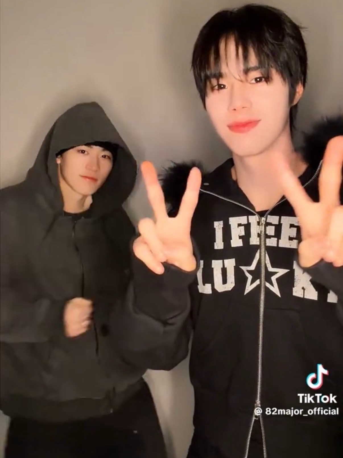 I FEEL LUCKY Lucky Fur Hood Zip-Up Black 착용 스타일 - 2