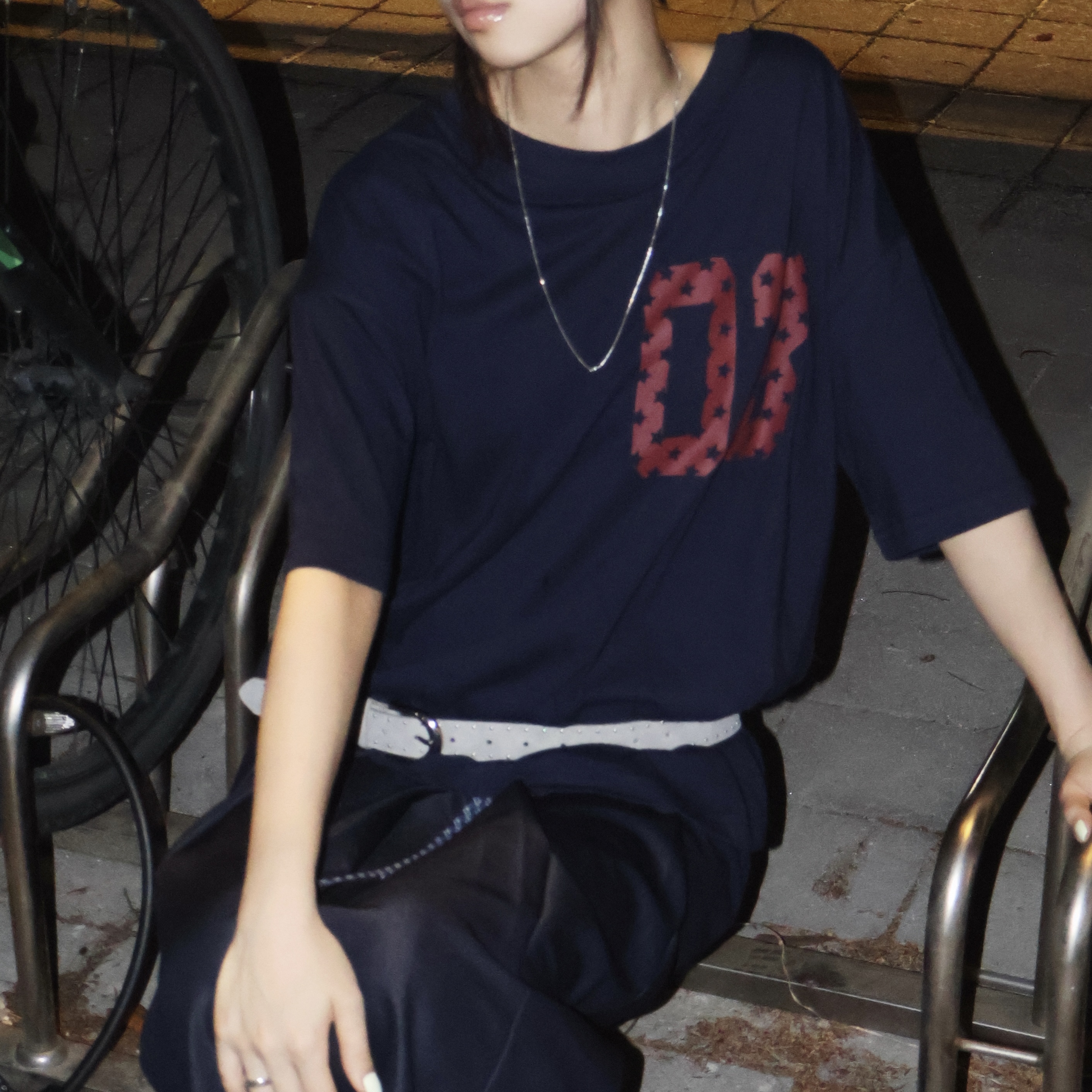 AMOU 03 Half T-Shirts Navy, AMOU 03 Half T-Shirts Black 착용 스타일 - 4