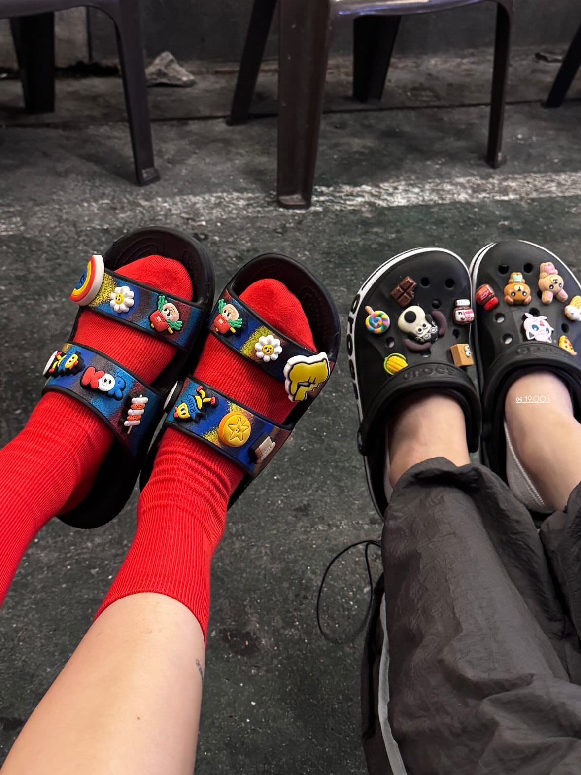 Play Comme des Garcons Black Heart T-Shirt White, Crocs Classic Crocs Sandal Black 착용 스타일 - 6