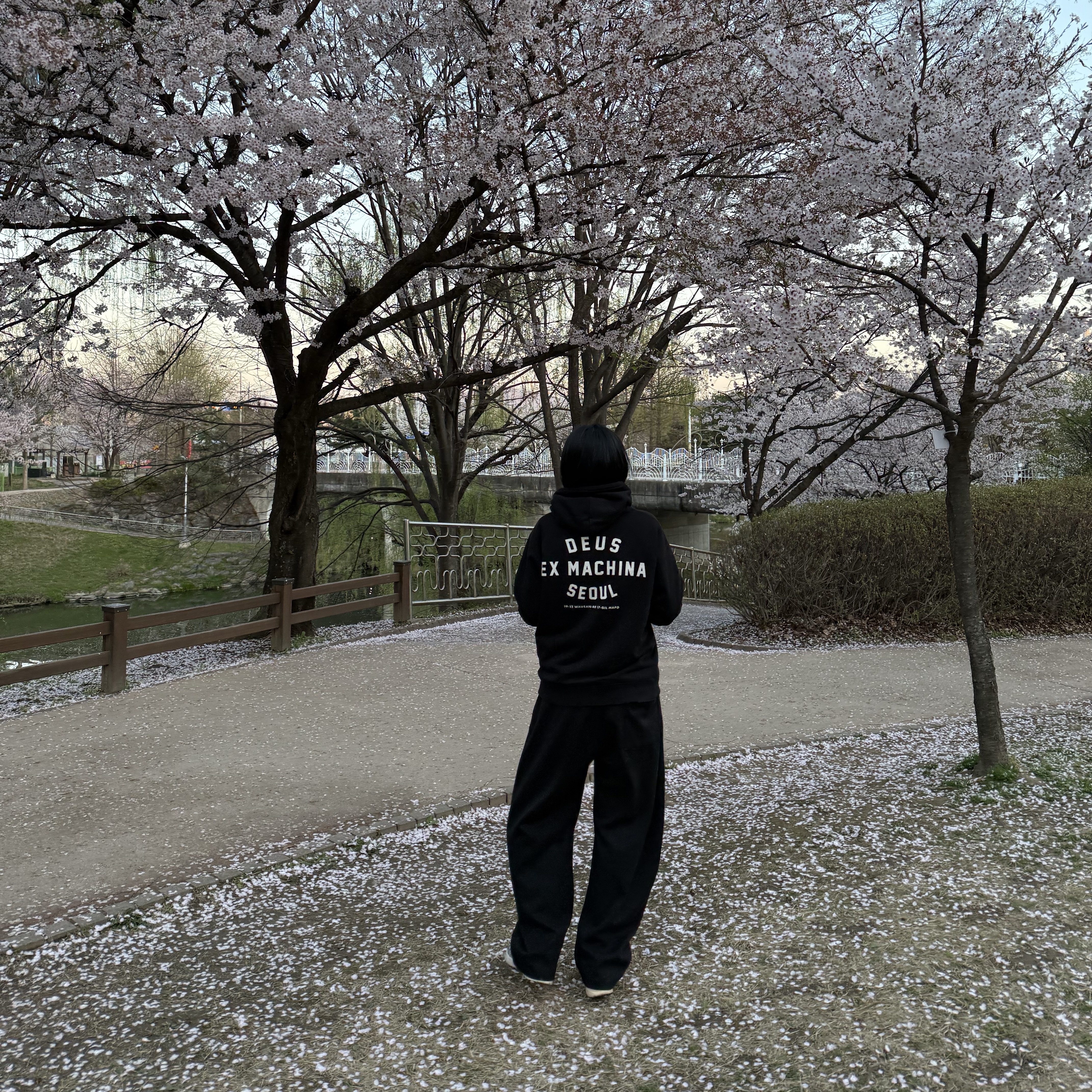 Deus Ex Machina Seoul Address Hoodie Black 착용 스타일 - 1