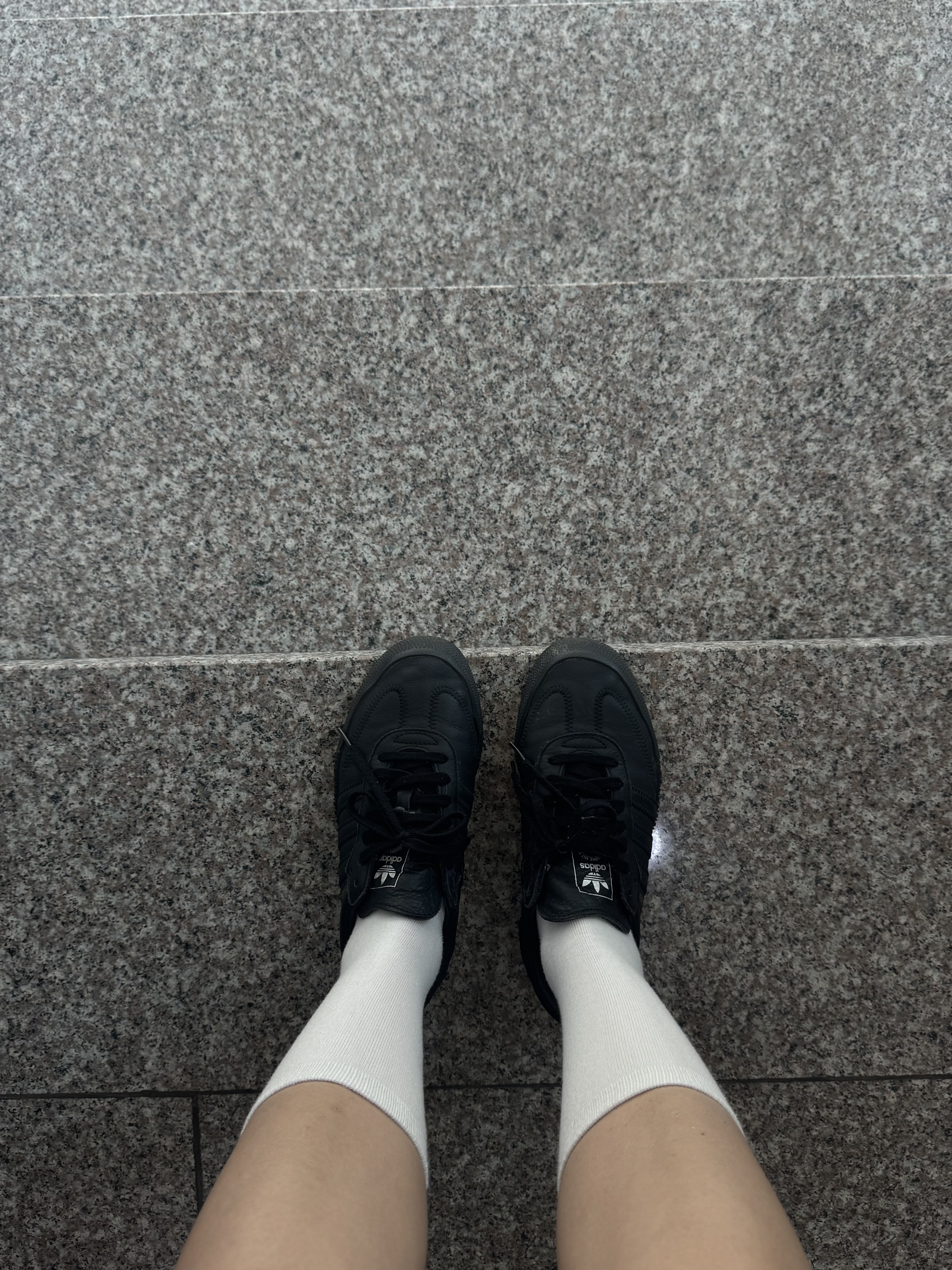 Play Comme des Garcons Black Heart T-Shirt White, Crocs Classic Crocs Sandal Black 착용 스타일 - 5
